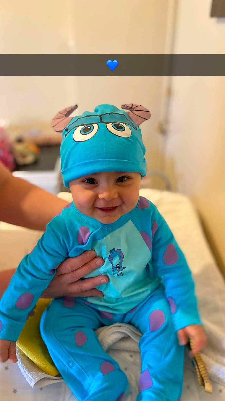 Seyanna participe au concours pour gagner de l'argent avec cette photo : aqua, arm, azure, baby, baby_toddler_clothing, baseball_cap, cap, chair, child, electric_blue, event, fashion_accessory, fun, happy, hat, headwear, joy, person, personal_protective_equipment, purple