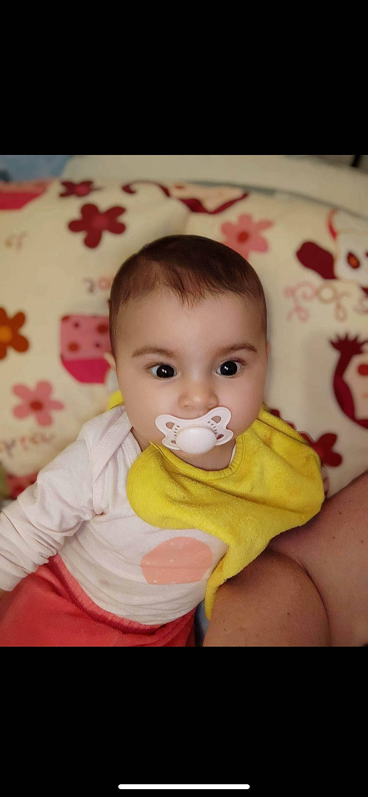 Seyanna a rejoint le concours — aidez-le/la à gagner de superbes lots ! baby, baby_toddler_clothing, beauty, bib, cheek, child, eye, face, facial_expression, finger, happy, head, iris, lip, nose, person, pink, sitting, skin, textile