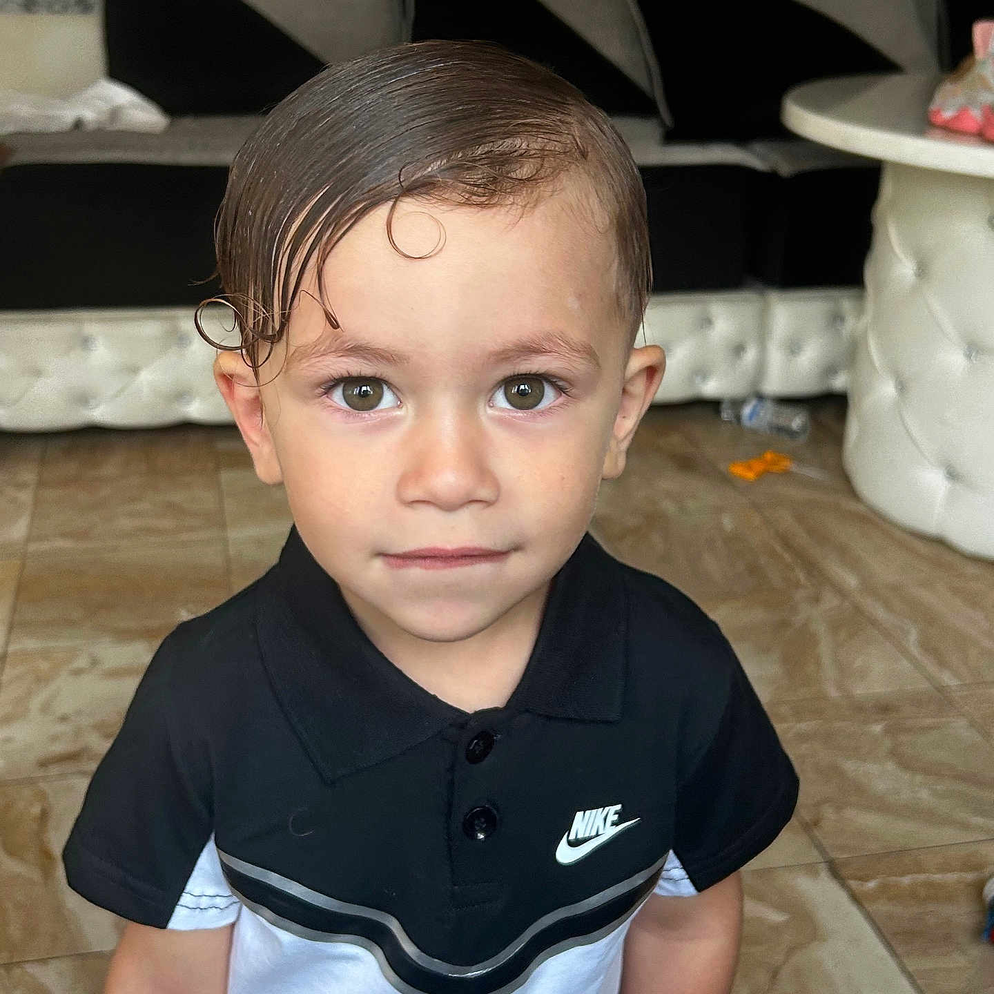 Eli a rejoint le concours — aidez-le/la à gagner de superbes lots ! boy, casual, child, clothing, couch, cute, expression, face, floor, hair, home, indoor, living_room, looking_at_camera, nike, polo_shirt, portrait, slicked_hair, tile_floor, young