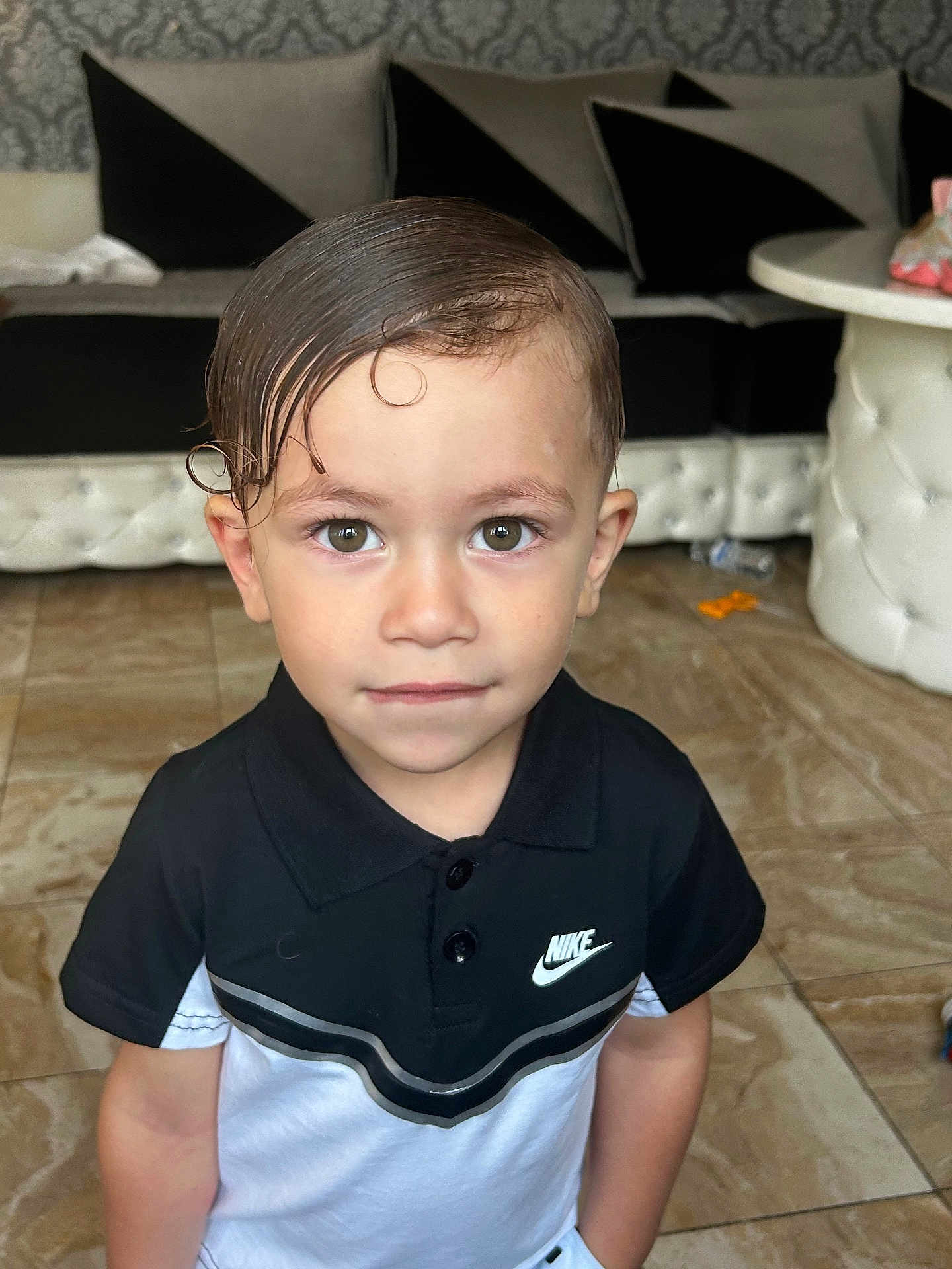 Eli a rejoint le concours — aidez-le/la à gagner de superbes lots ! boy, casual, child, clothing, couch, cute, expression, face, floor, hair, home, indoor, living_room, looking_at_camera, nike, polo_shirt, portrait, slicked_hair, tile_floor, young