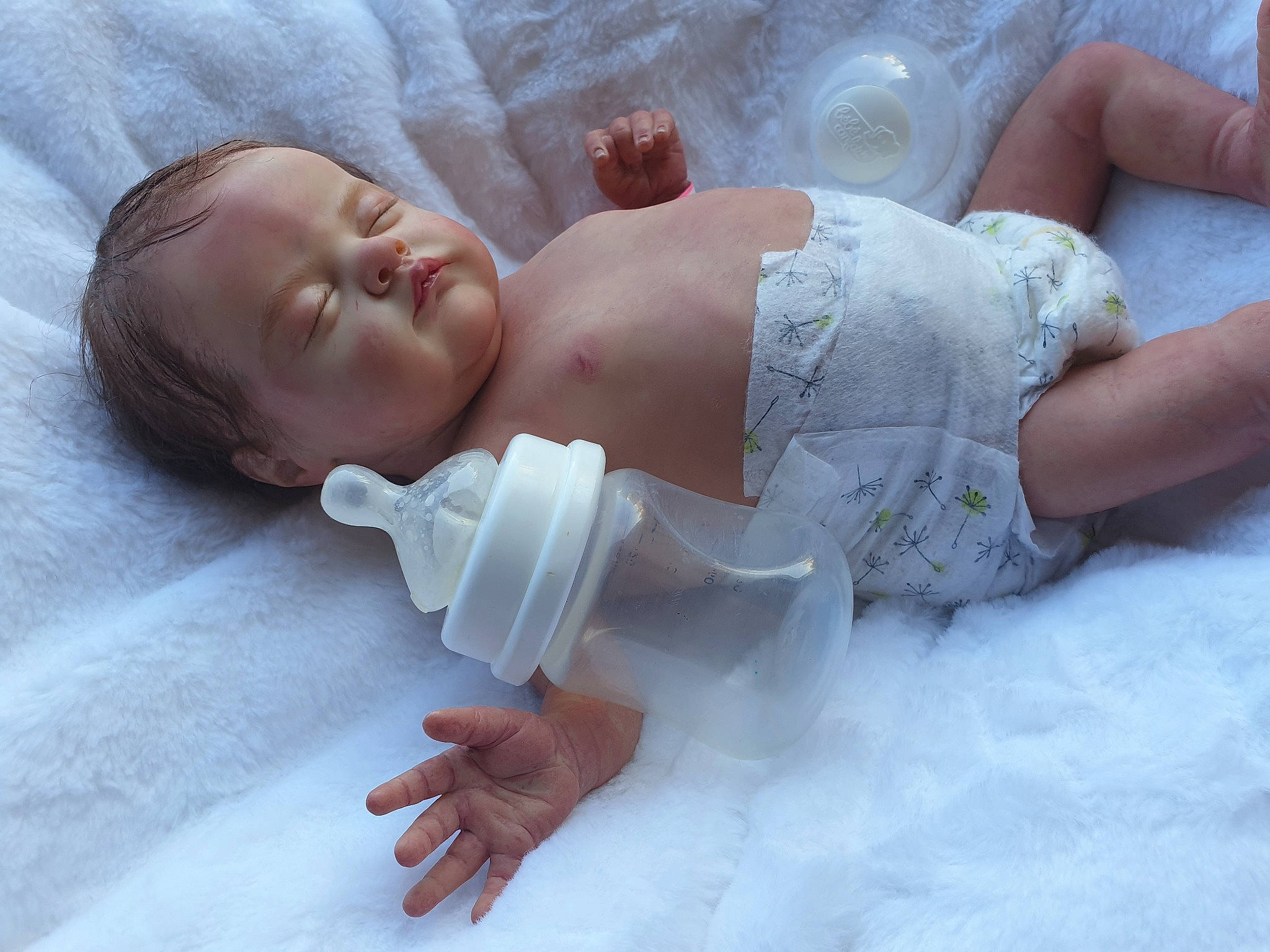 Kenay a rejoint le concours — aidez-le/la à gagner de superbes lots ! abdomen, bridal_accessory, chest, comfort, elbow, embellishment, finger, gesture, hand, happy, head, headpiece, jewellery, joint, linens, person, skin, smile, toddler, trunk