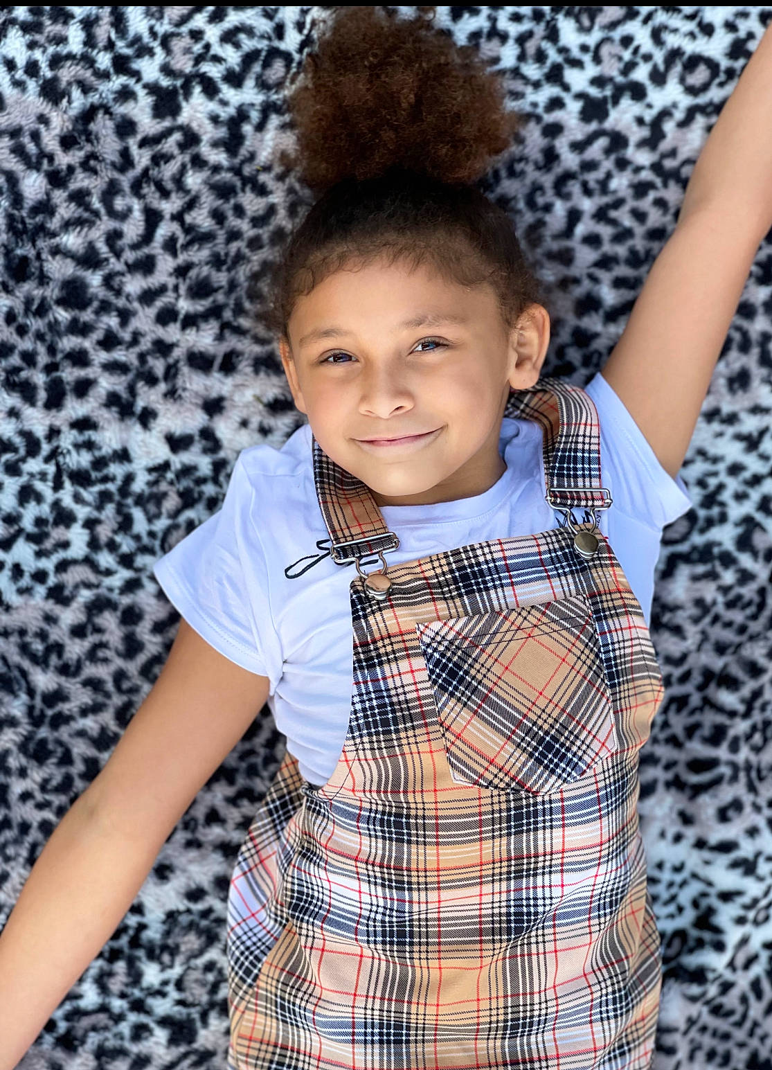 Natalia is registered to the contest to win money with this photo: chin, dress_shirt, eye, face, facial_expression, flash_photography, gesture, hair, hairstyle, happy, head, joint, joy, neck, person, shoulder, skin, sleeve, smile, standing