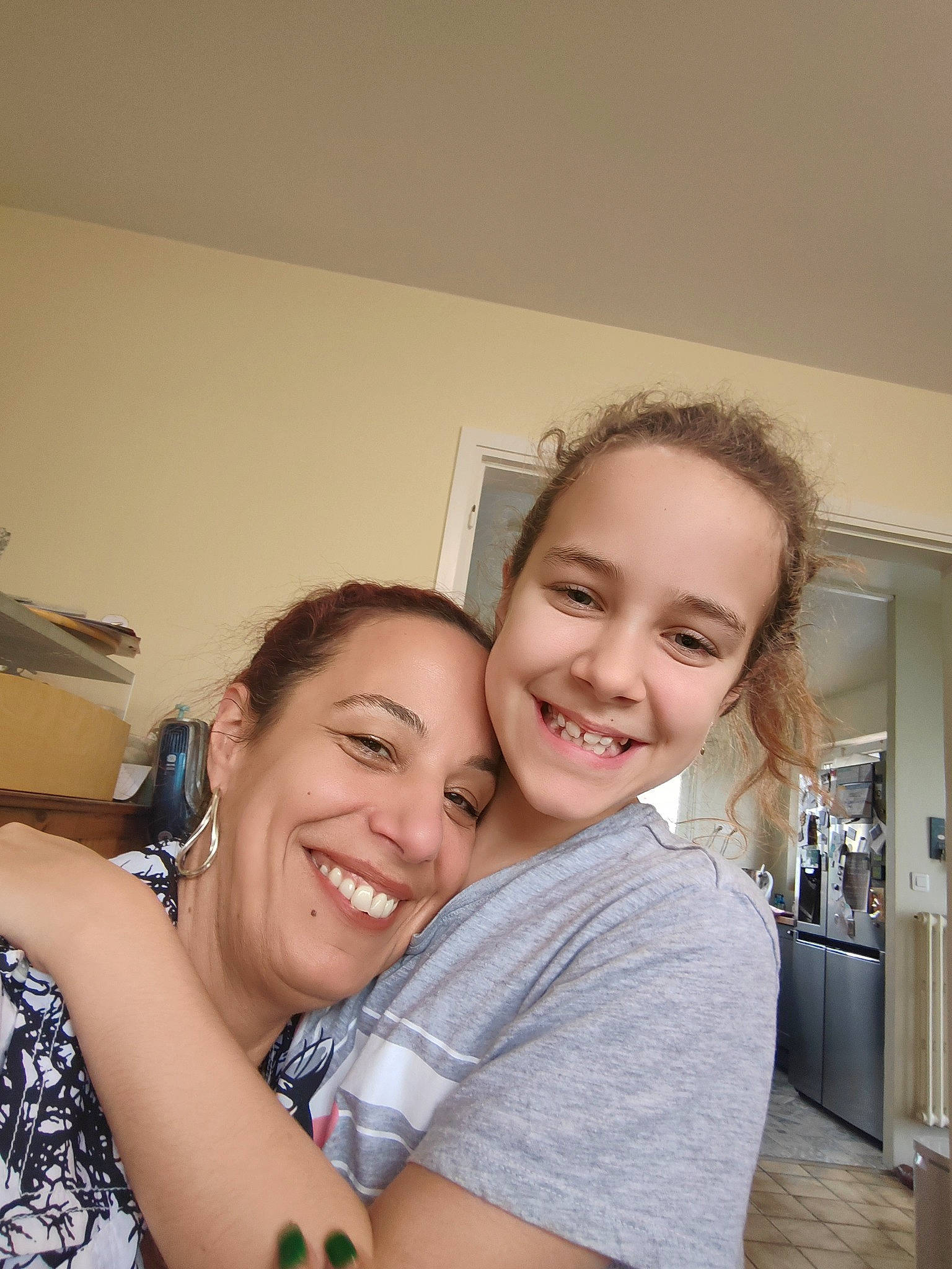 Emma participe au concours pour gagner de l'argent avec cette photo : blond, child, comfort, event, eyebrow, facial_expression, fun, gesture, hairstyle, happy, iris, jewellery, joy, leisure, long_hair, neck, necklace, person, shoulder, skin