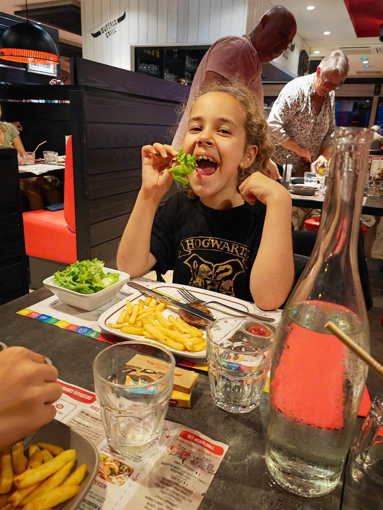 Emma participe au concours pour gagner de l'argent avec cette photo : bowl, chair, comfort_food, cooking, cuisine, customer, dish, finger_food, food, food_craving, happy, hat, junk_food, person, plate, sharing, smile, table, tableware, television