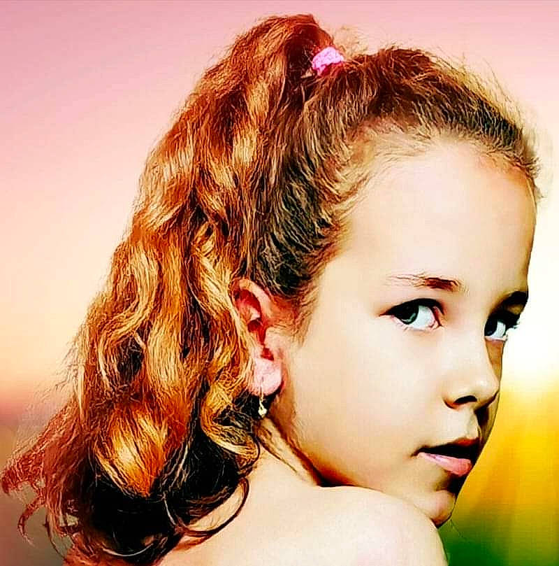 Emma participe au concours pour gagner de l'argent avec cette photo : bangs, black_hair, blond, cheek, ear, eyebrow, eyelash, flash_photography, forehead, happy, jaw, layered_hair, lip, liver, long_hair, makeover, neck, nose, person, step_cutting