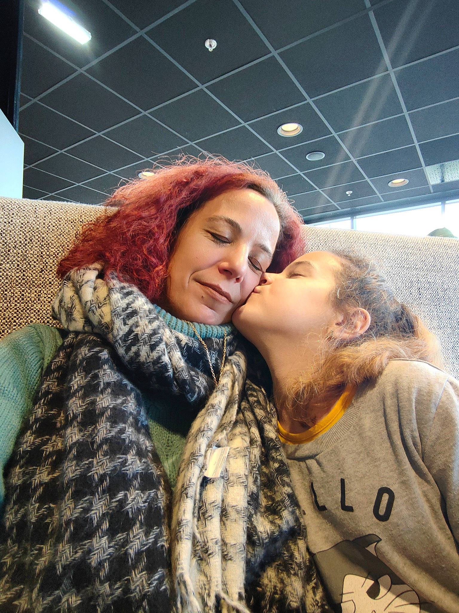 Emma a rejoint le concours — aidez-le/la à gagner de superbes lots ! beard, blond, comfort, eyewear, flash_photography, fun, fur, gesture, happy, hug, kiss, long_hair, mouth, outerwear, pattern, person, plaid, romance, selfie, smile