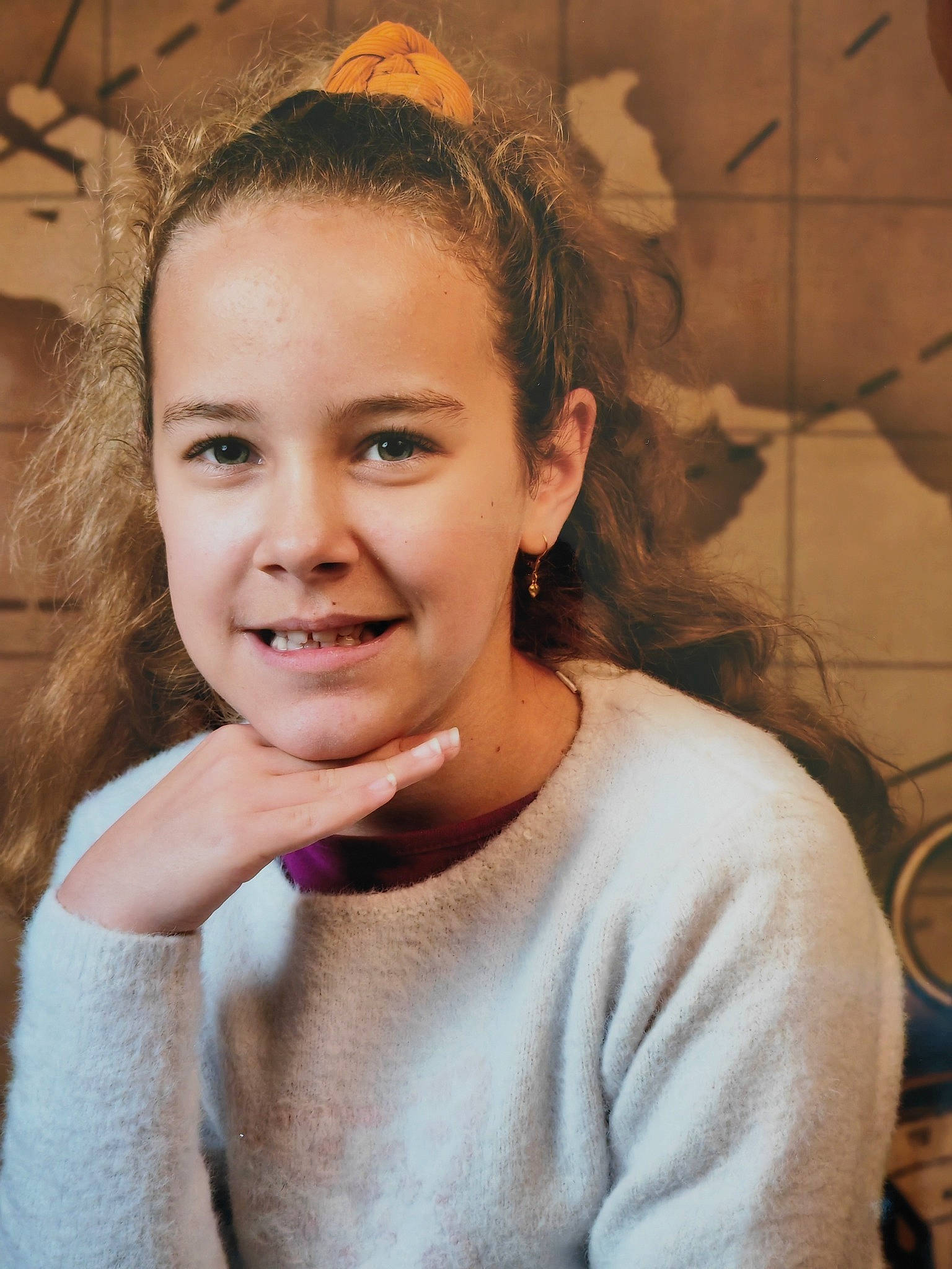 Emma a rejoint le concours — aidez-le/la à gagner de superbes lots ! cheek, chin, cool, ear, eyebrow, eyelash, facial_expression, fashion, flash_photography, forehead, gesture, happy, iris, joy, lip, long_hair, neck, person, shoulder, skin