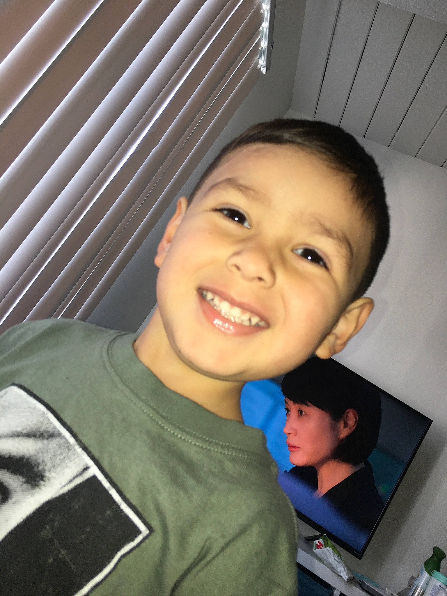 Julius is registered to the contest to win money with this photo: black_hair, cheek, chin, eyebrow, eyelash, flash_photography, forehead, fun, gesture, happy, head, joy, mouth, muscle, nose, organ, person, sleeve, smile, space