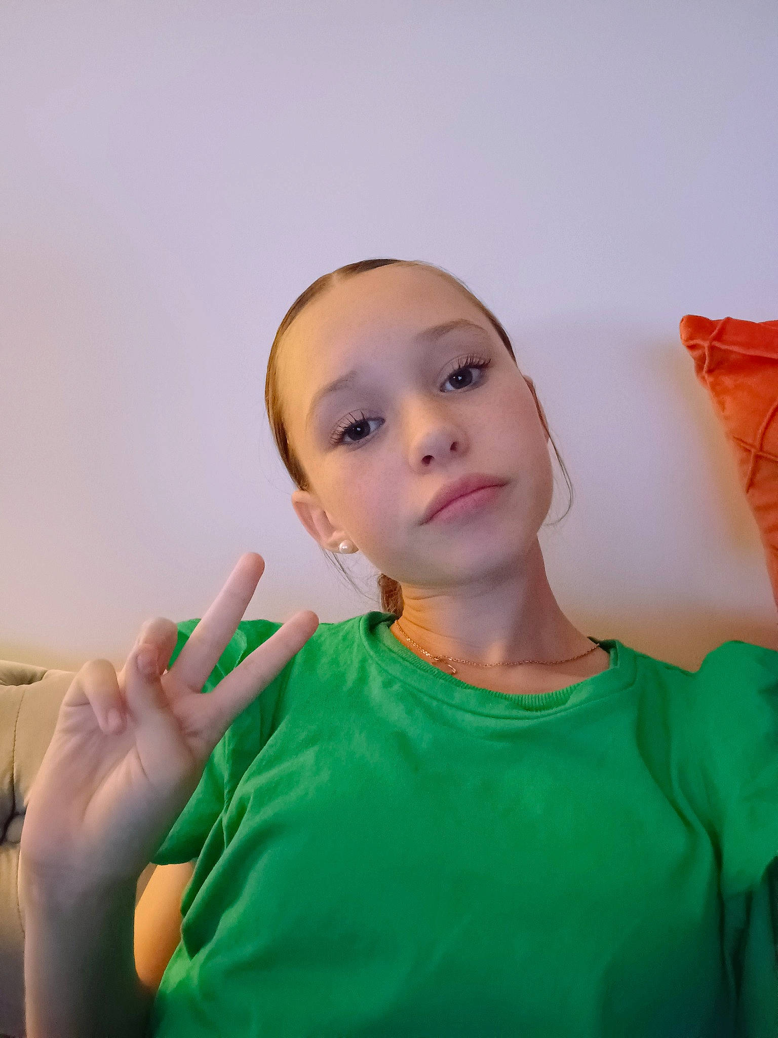 Inaya a rejoint le concours — aidez-le/la à gagner de superbes lots ! child, eyelash, fashion_design, finger, fun, gesture, hand, happy, jewellery, joint, nail, neck, person, personal_protective_equipment, room, shoulder, sitting, sleeve, t_shirt, thumb