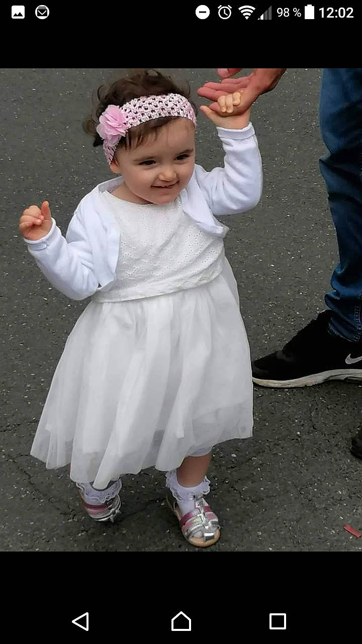 Romy a rejoint le concours — aidez-le/la à gagner de superbes lots ! bridal_accessory, child, dress, event, footwear, fun, gesture, happy, headgear, headpiece, headwear, joy, people, person, photograph, pink, sandal, shoe, smile, snapshot