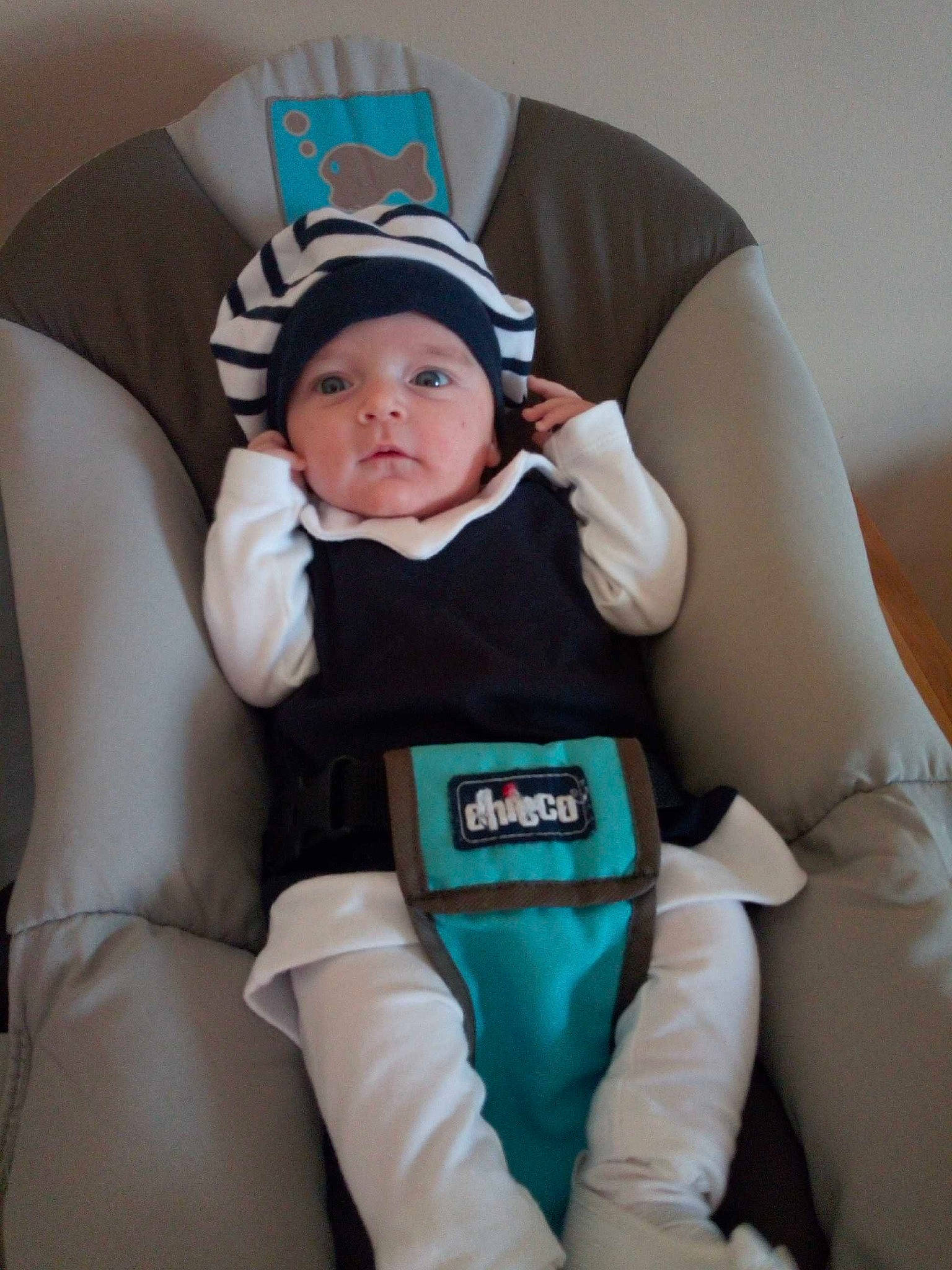 Romy participe au concours pour gagner de l'argent avec cette photo : auto_part, baby, baby_carriage, baby_products, baby_toddler_clothing, car_seat, chair, child, comfort, electric_blue, finger, fun, gesture, happy, headwear, person, personal_protective_equipment, shoulder, sitting, skin