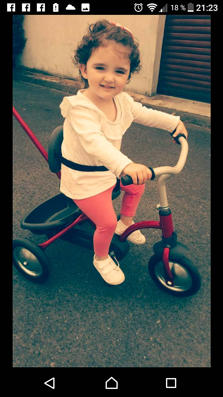 Romy participe au concours pour gagner de l'argent avec cette photo : automotive_wheel_system, baby_toddler_clothing, bicycle_tire, child, electric_blue, fun, happy, human_leg, joy, knee, magenta, person, play, recreation, riding_toy, rolling, sitting, smile, tire, toddler