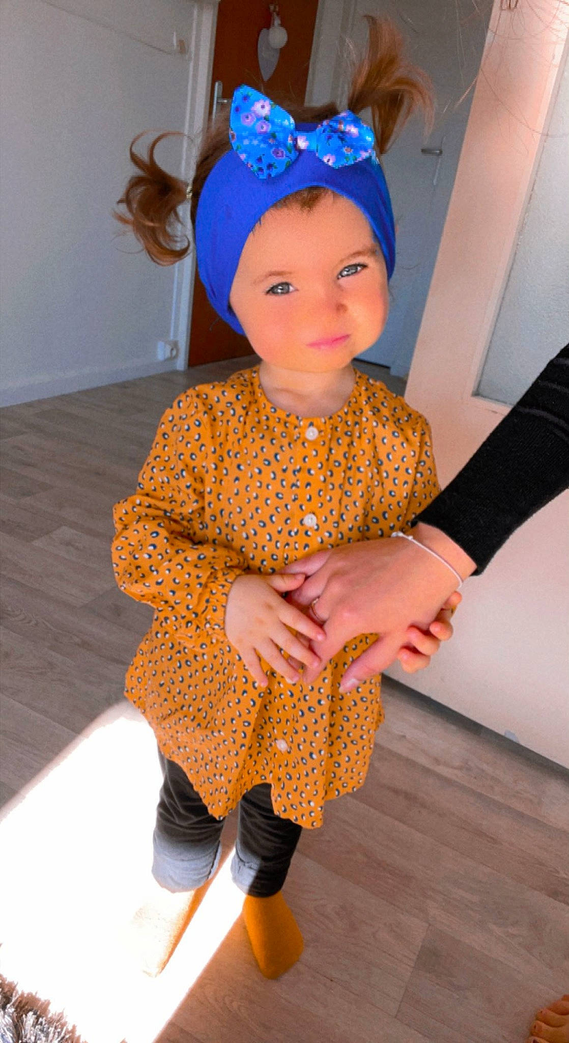 Lily-rose a rejoint le concours — aidez-le/la à gagner de superbes lots ! child, costume, electric_blue, fashion_design, flooring, fun, hairstyle, headpiece, human_leg, jewellery, knee, pattern, pink, shoulder, sleeve, sock, standing, thigh, toddler, waist