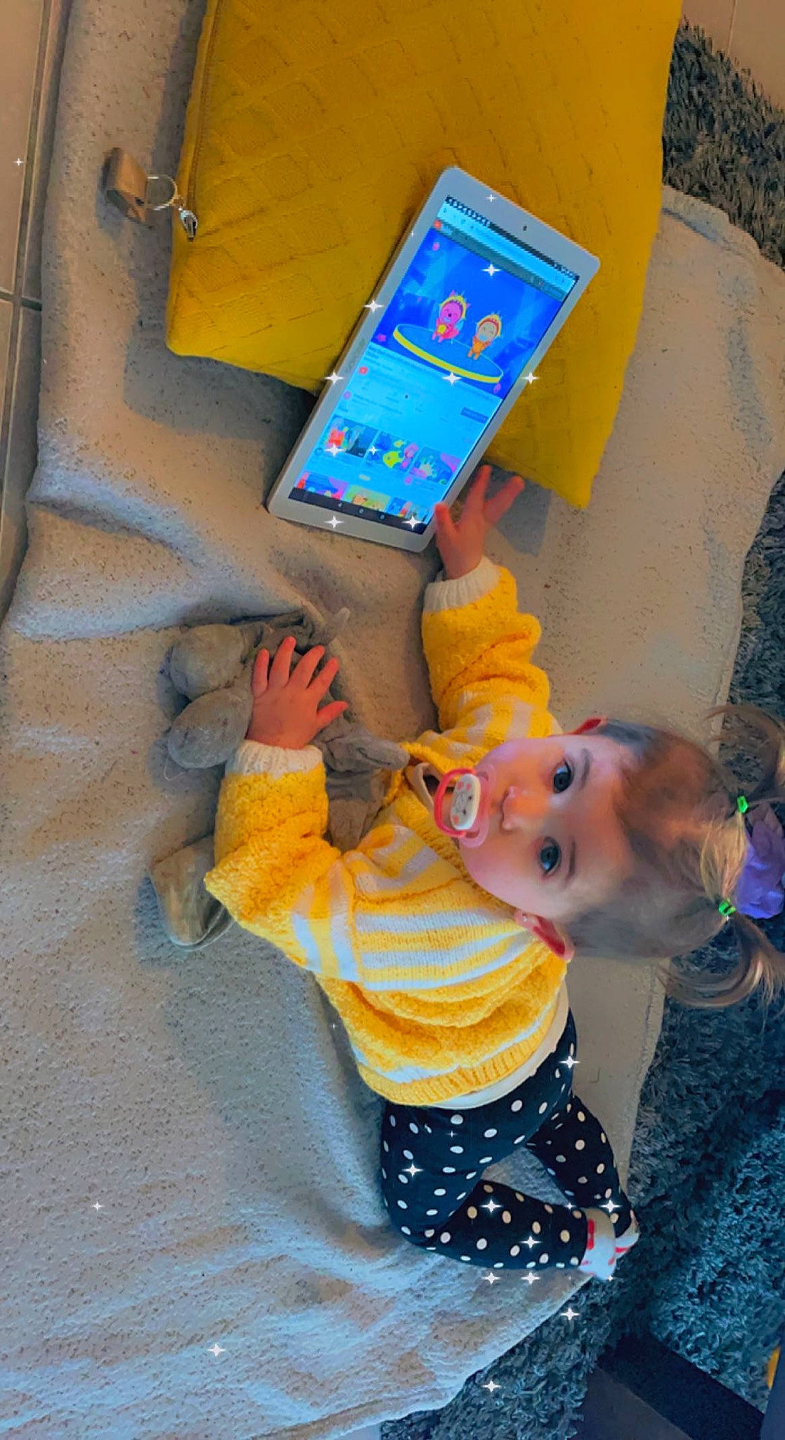 Lily-rose a rejoint le concours — aidez-le/la à gagner de superbes lots ! adventure, baby, baby_toddler_clothing, bouldering, box, child, finger, fun, hat, leisure, pattern, person, play, recreation, rock, sitting, soil, toddler, tree, yellow