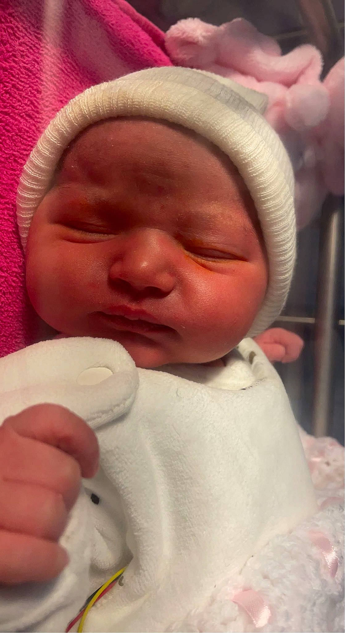 Jade participe au concours pour gagner de l'argent avec cette photo : baby, baby_sleeping, cheek, child, chin, comfort, eyebrow, face, finger, happy, headgear, headwear, linens, lip, mouth, nose, person, product, skin, textile