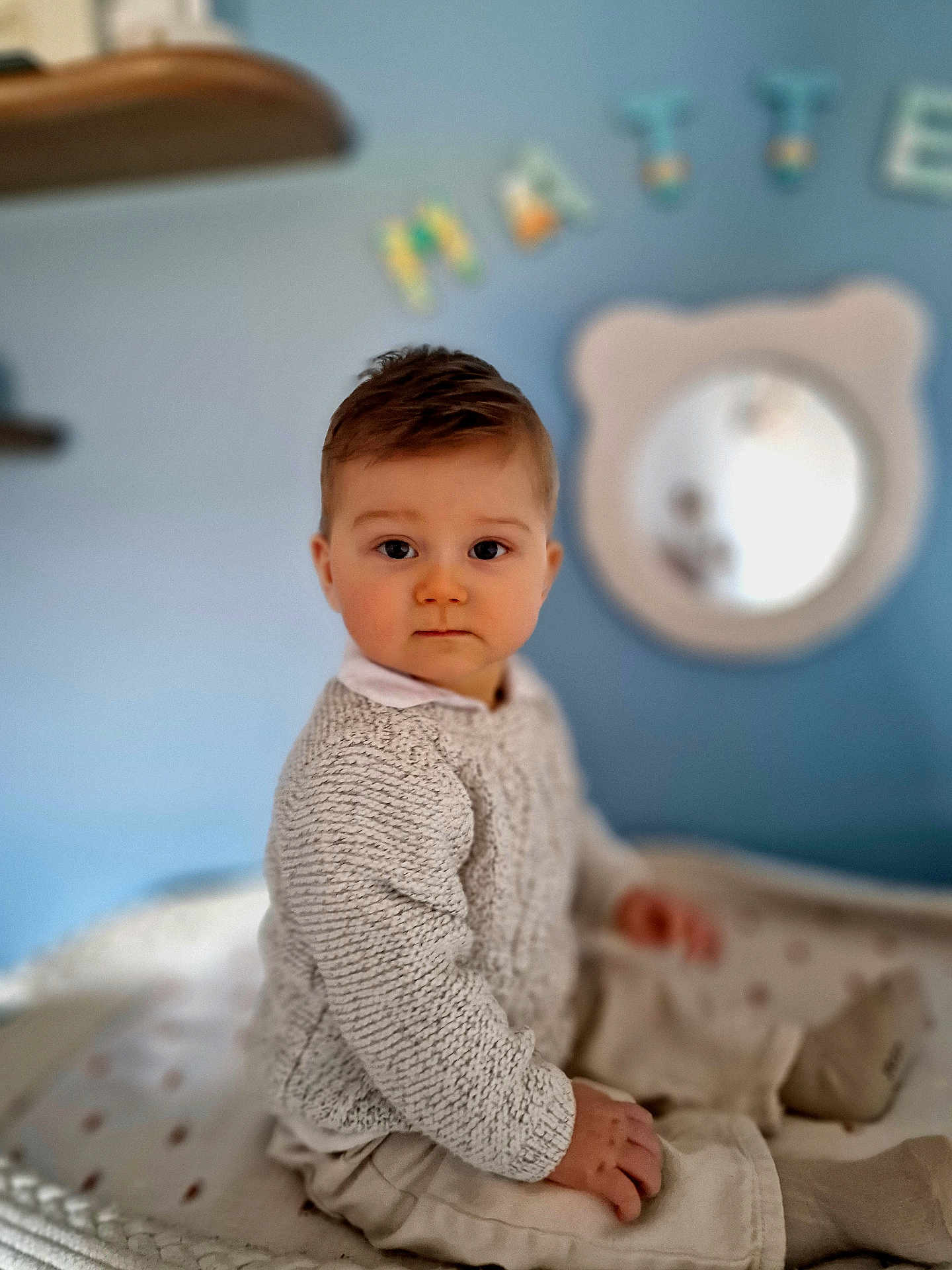 Matteo a rejoint le concours — aidez-le/la à gagner de superbes lots ! baby, bed, blue_wall, calm, child, cozy, cute, furniture, home, indoor, knitwear, mirror, nursery, pants, portrait, sitting, soft_lighting, sweater, toddler, young_child