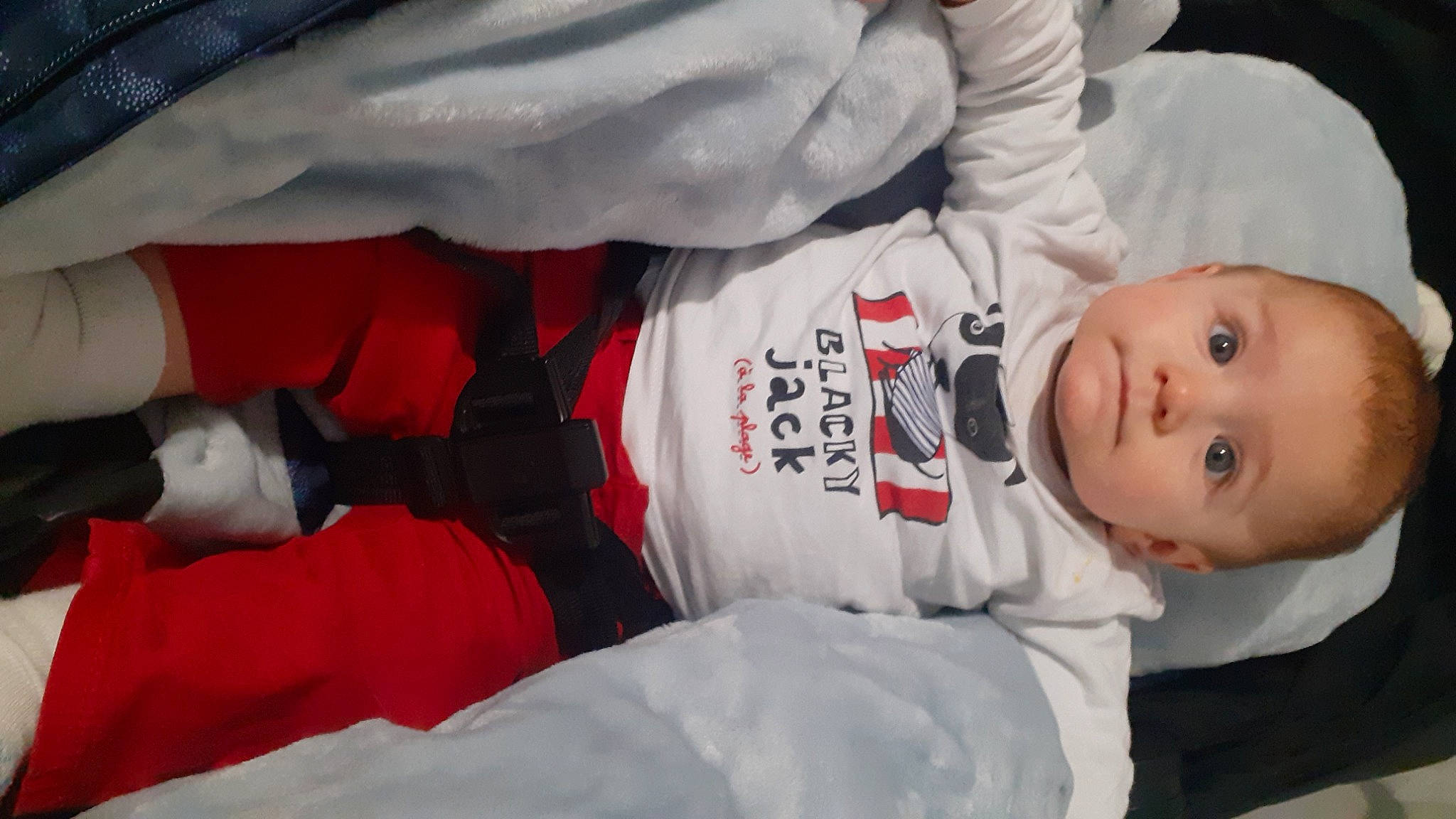 Deacon a rejoint le concours — aidez-le/la à gagner de superbes lots ! baby, baby_toddler_clothing, carmine, child, comfort, contact_sport, dobok, elbow, gesture, glove, hand, happy, japanese_martial_arts, karate, martial_arts, martial_arts_uniform, person, sitting, sleeve, toddler