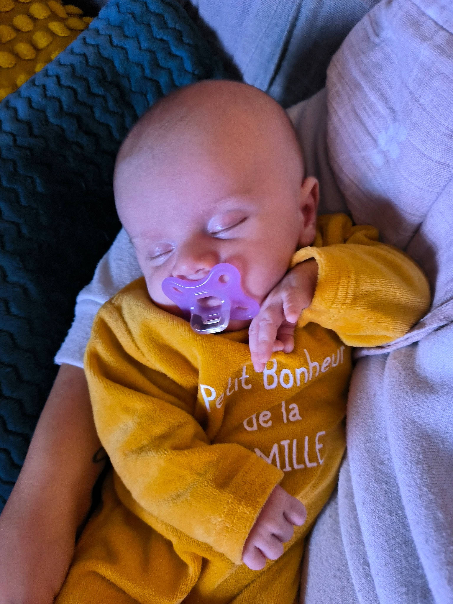 Emy a rejoint le concours — aidez-le/la à gagner de superbes lots ! baby, baby_products, baby_sleeping, baby_toddler_clothing, bedtime, cheek, child, chin, comfort, ear, happy, headgear, iris, linens, nail, nose, person, purple, sitting, sleeve