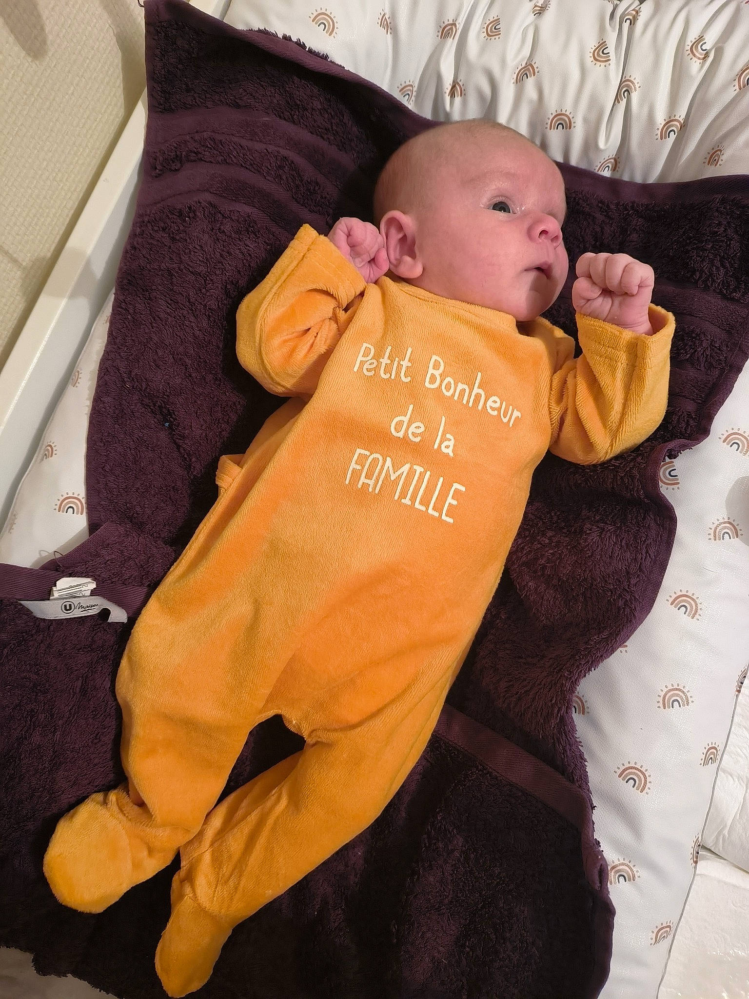 Emy a rejoint le concours — aidez-le/la à gagner de superbes lots ! baby, baby_products, baby_sleeping, baby_toddler_clothing, bedding, child, comfort, couch, flooring, font, happy, head, linens, orange, outerwear, person, pillow, sleeve, t_shirt, throw_pillow