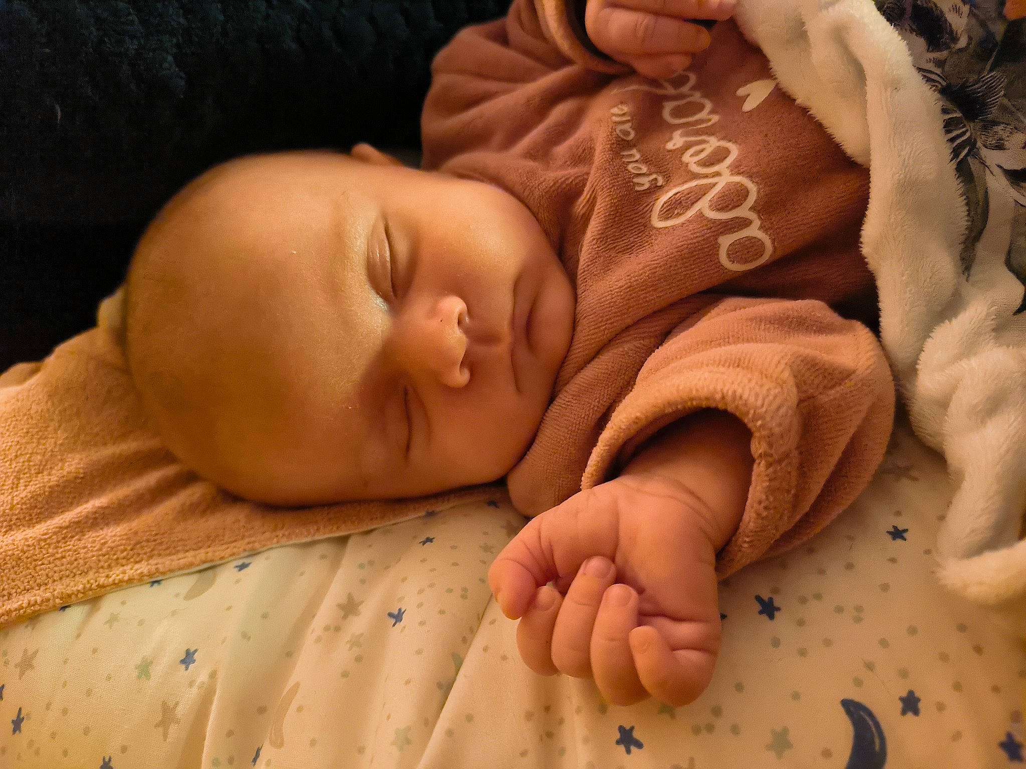 Emy a rejoint le concours — aidez-le/la à gagner de superbes lots ! baby, baby_sleeping, baby_toddler_clothing, bedding, bedtime, cheek, child, comfort, finger, flesh, gesture, human_body, linens, nap, pattern, person, room, skin, sleep, thumb