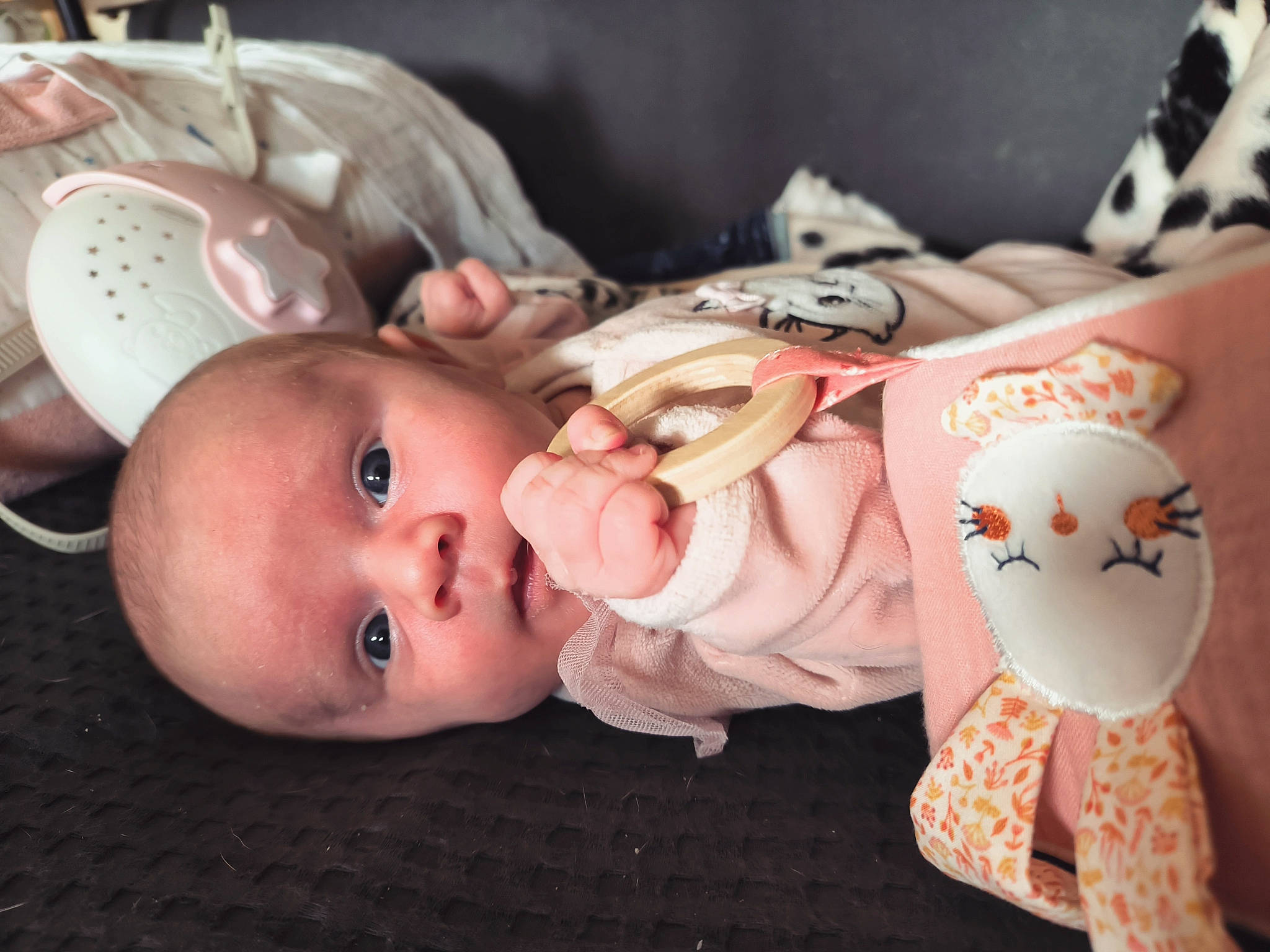 Emy a rejoint le concours — aidez-le/la à gagner de superbes lots ! baby, baby_products, baby_toddler_clothing, cheek, child, comfort, eyelash, facial_expression, happy, head, nose, pattern, person, pink, product, room, skin, sleeve, textile, toddler