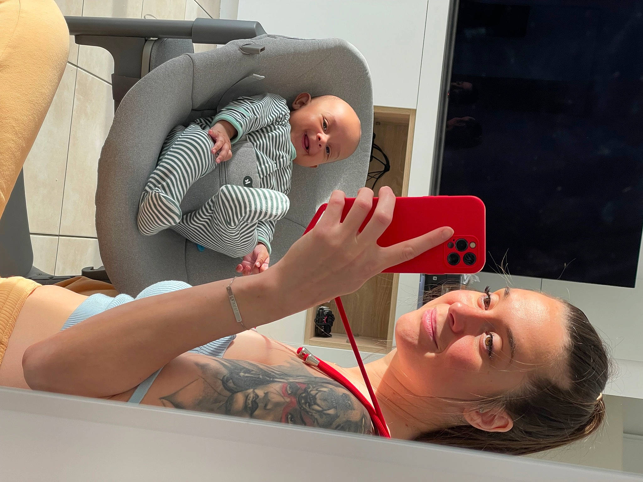 Logan a rejoint le concours — aidez-le/la à gagner de superbes lots ! chest, comfort, elbow, eyelash, eyewear, finger, health_care, joint, joy, knee, medical, medical_equipment, medical_procedure, mouth, muscle, patient, person, shoulder, skin, smile