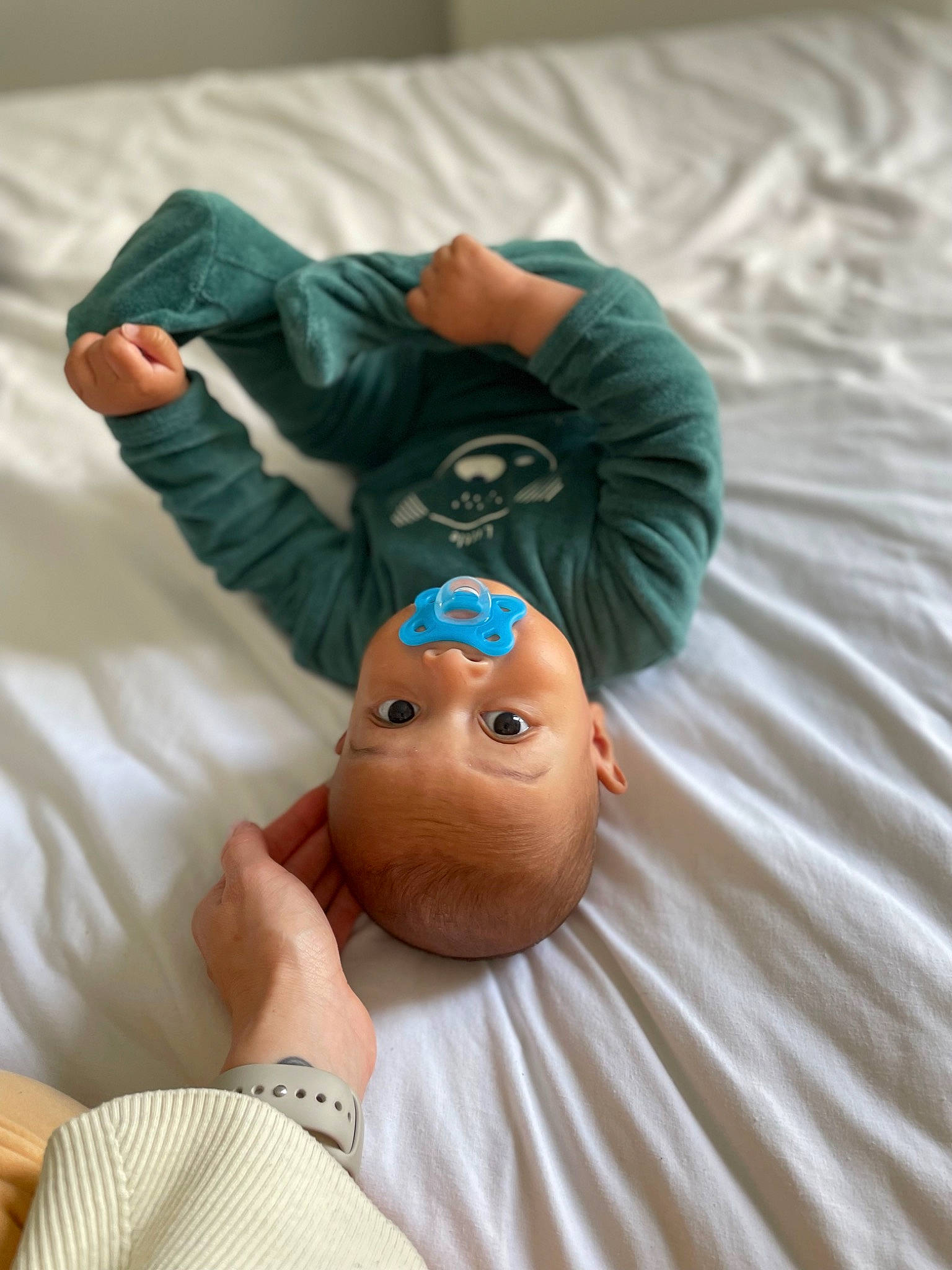 Logan a rejoint le concours — aidez-le/la à gagner de superbes lots ! abdomen, azure, child, comfort, elbow, finger, foot, gesture, happy, human_leg, joint, knee, linens, person, plush, sitting, sleeve, stuffed_toy, sunglasses, thumb
