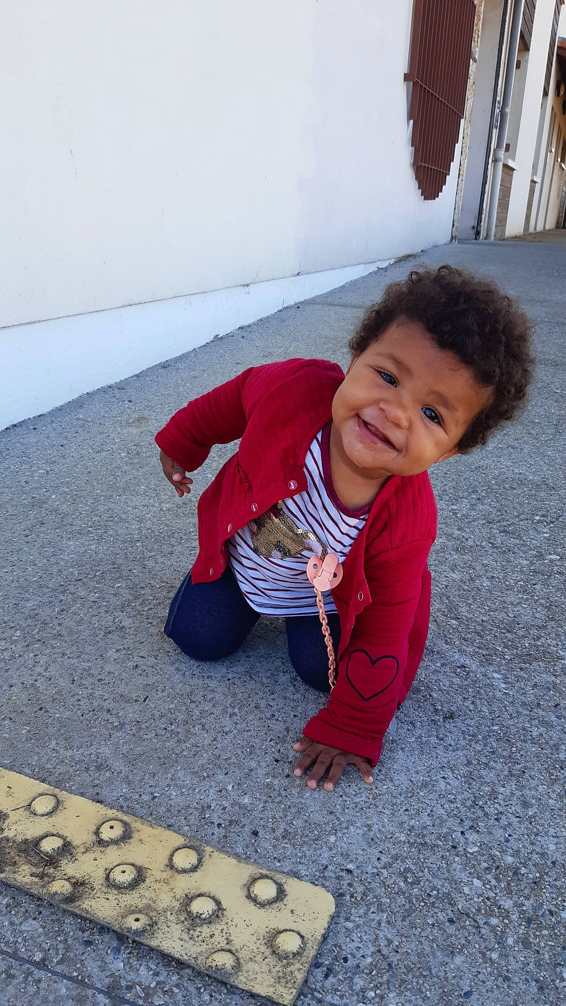 Angel participe au concours pour gagner de l'argent avec cette photo : baby, child, facial_expression, floor, fun, joy, person, play, sitting, smile, toddler, vacation