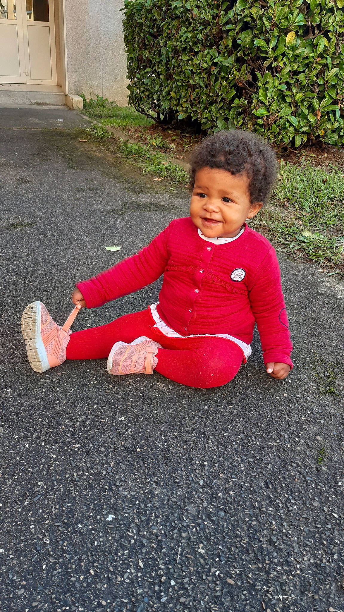 Angel participe au concours pour gagner de l'argent avec cette photo : child, leisure, person, pink, play, red, sitting, smile, toddler, vacation