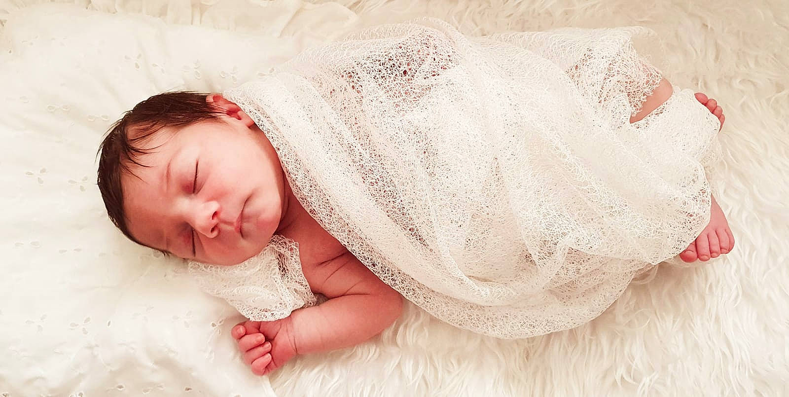 Giulia participe au concours pour gagner de l'argent avec cette photo : arm, art, baby, baby_sleeping, baby_toddler_clothing, child, close_up, comfort, dress, embellishment, event, happy, headgear, human_body, linens, person, skin, sleeve, textile, toddler