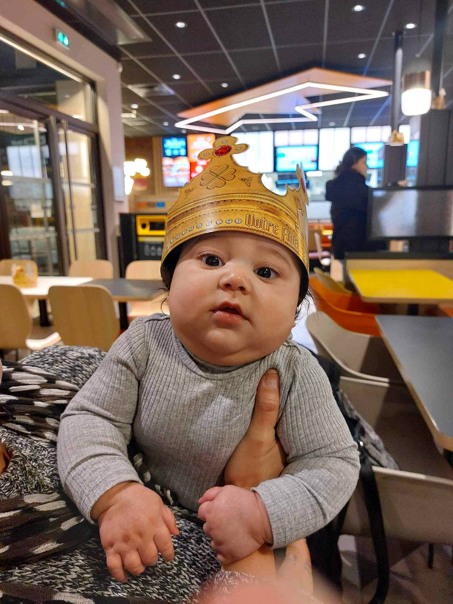 Benjamin participe au concours pour gagner de l'argent avec cette photo : baby, beanie, cap, chair, child, fashion_accessory, flooring, fun, happy, hat, headwear, knit_cap, leisure, person, room, sitting, toddler, travel, vacation