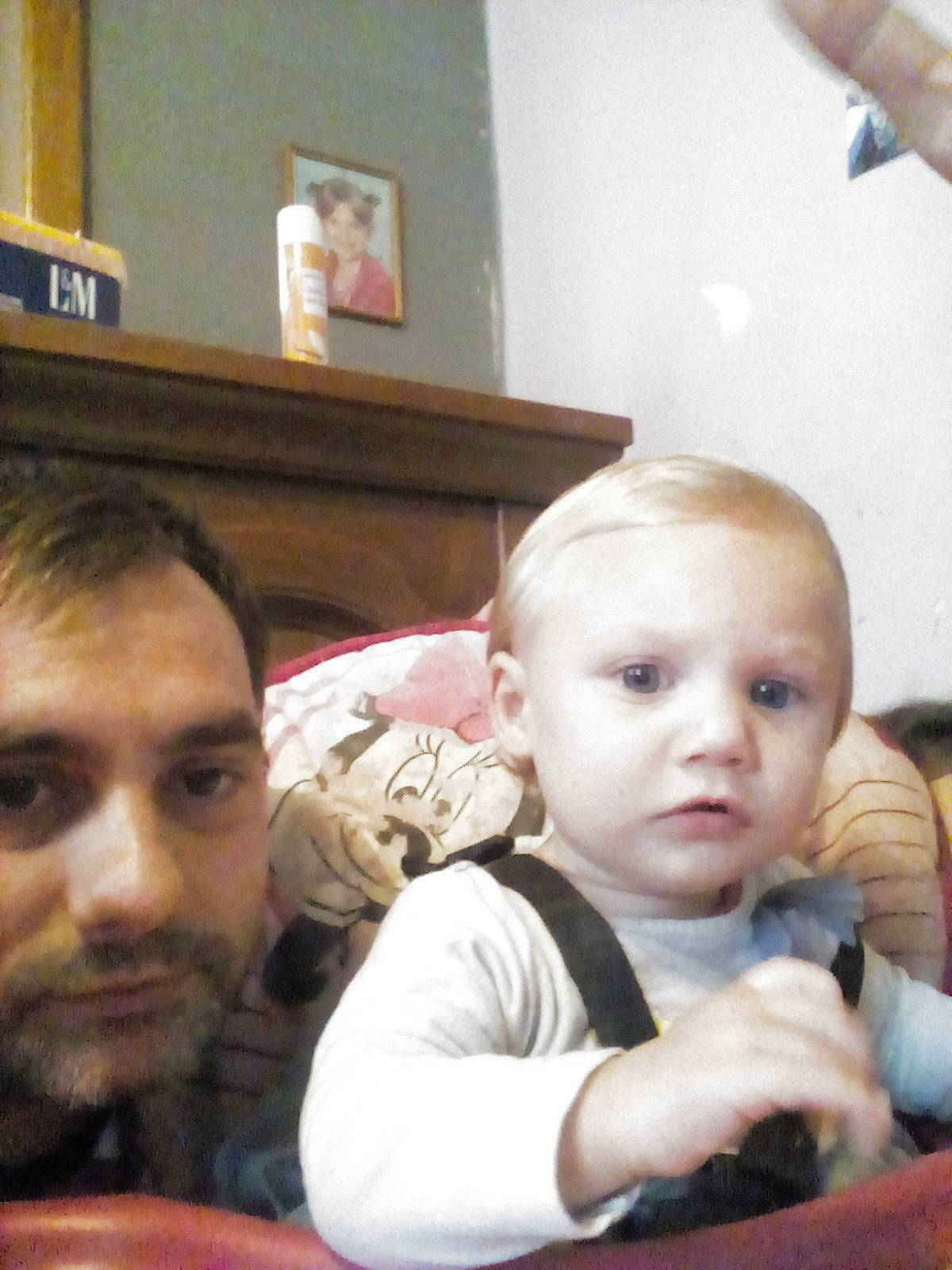 Melina participe au concours pour gagner de l'argent avec cette photo : baby, cheek, child, face, father, person, toddler