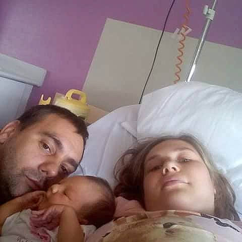 Mélina participe au concours pour gagner de l'argent avec cette photo : bed, bedtime, cheek, child, childbirth, daughter, ear, fun, girl, head, infant, infant_bed, lip, mother, mouth, nose, person, product, selfie, sleep