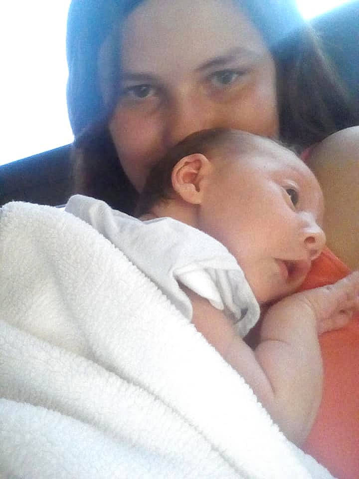 Mélina participe au concours pour gagner de l'argent avec cette photo : cheek, child, chin, ear, eyebrow, finger, forehead, hand, head, infant, lip, mother, mouth, neck, nose, person, product, selfie, skin, sleep