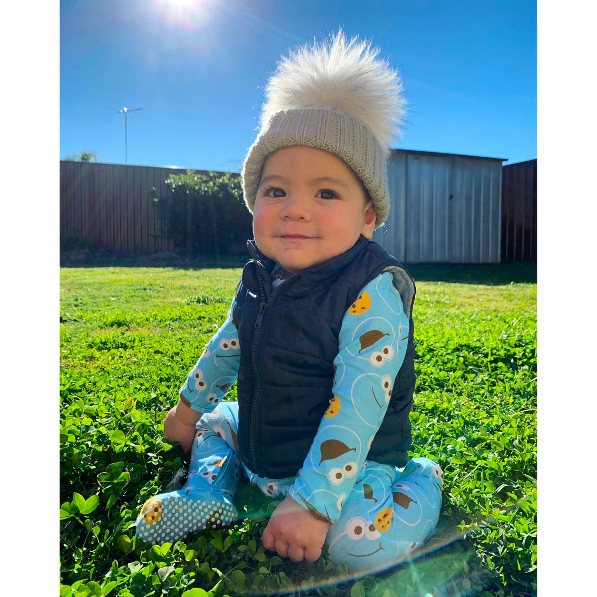 Lakai is registered to the contest to win money with this photo: baby, baby_toddler_clothing, beanie, bonnet, cap, child, cloud, cool, grass, happy, head, headgear, mountain, outerwear, person, photography, play, sky, smile, snapshot