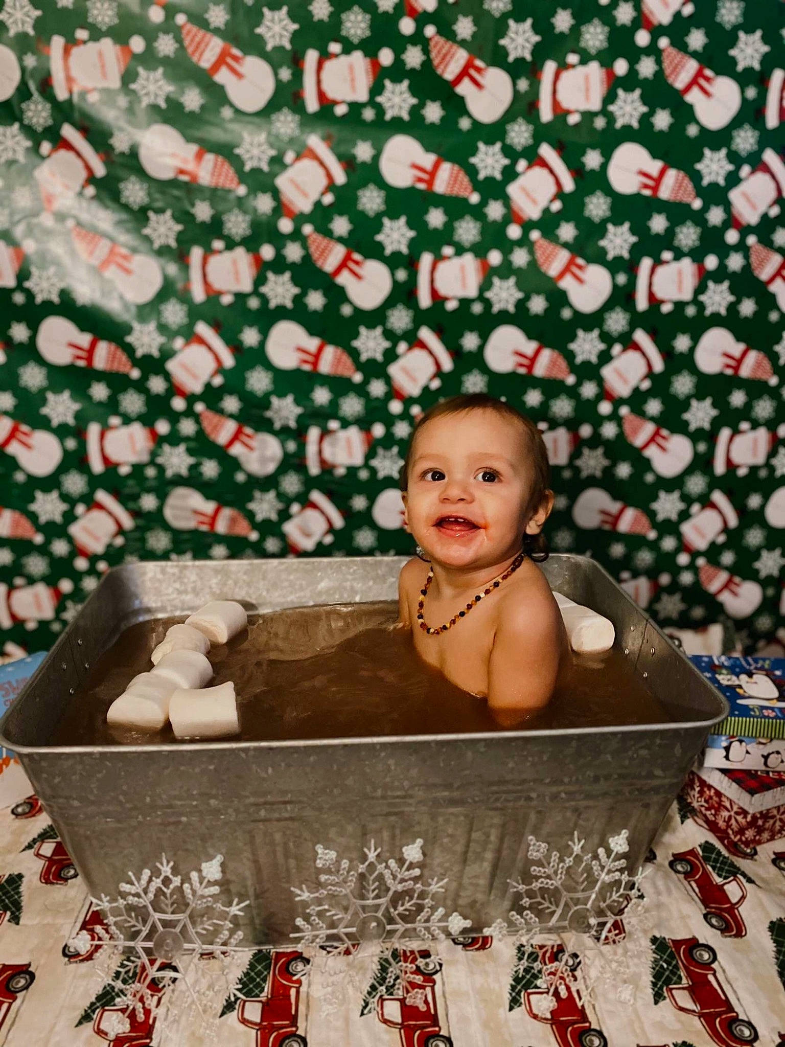 Alec is registered to the contest to win money with this photo: baby, baby_bathing, bathing, bathtub, holiday, home_accessories, interior_design, person, stomach, wallpaper