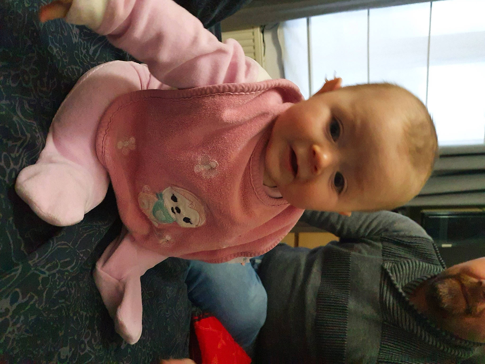 Maelle a rejoint le concours — aidez-le/la à gagner de superbes lots ! baby, baby_products, baby_toddler_clothing, carmine, cheek, child, comfort, ear, finger, fun, hand, happy, hat, mouth, nail, nose, person, sitting, skin, thumb