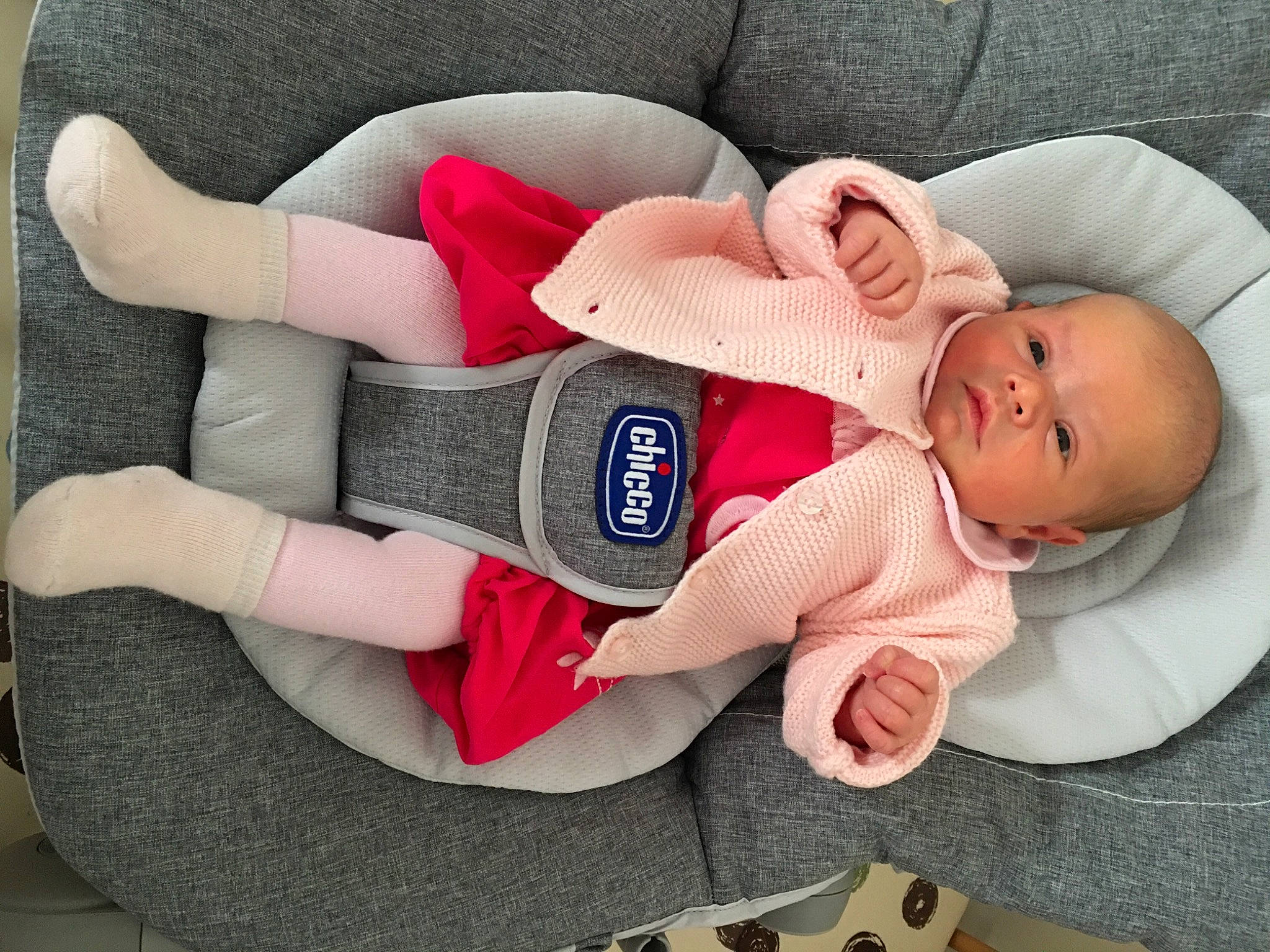 Théa participe au concours pour gagner de l'argent avec cette photo : baby, baby_carriage, baby_products, baby_safety, baby_sleeping, baby_toddler_clothing, child, comfort, eye, face, finger, human_body, linens, nail, person, pink, product, thigh, thumb, toddler