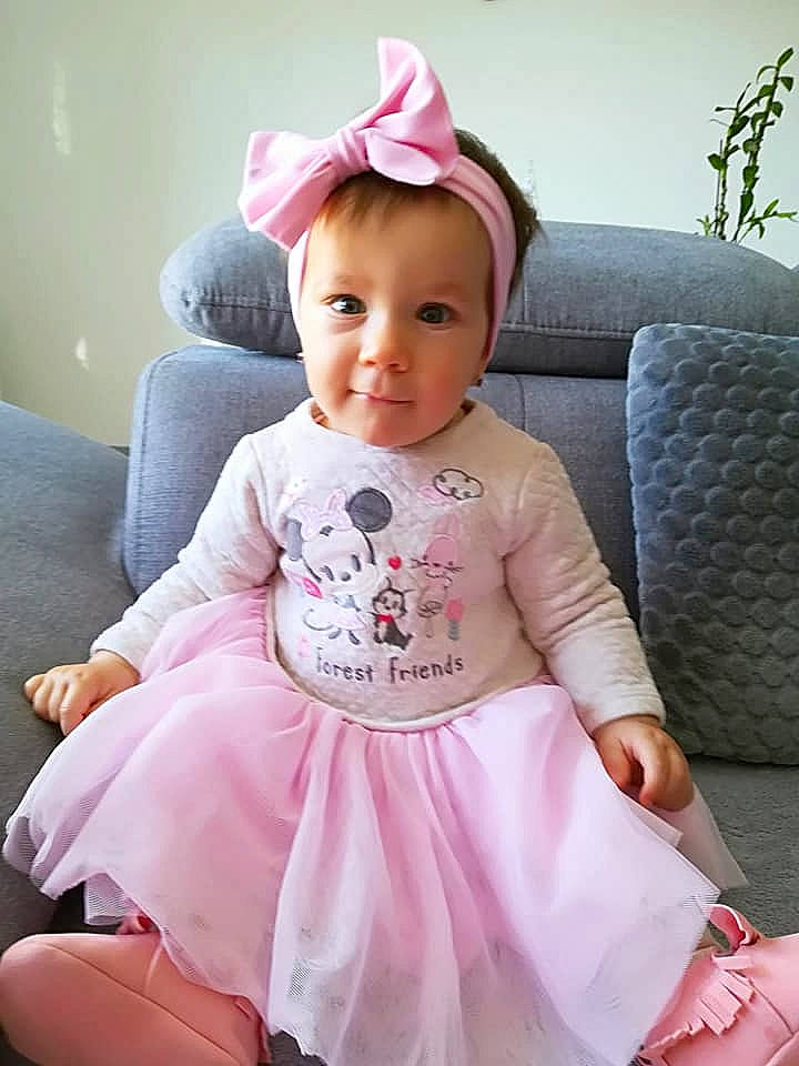 Summer a rejoint le concours — aidez-le/la à gagner de superbes lots ! baby, baby_toddler_clothing, cap, child, costume_hat, facial_expression, fashion_accessory, happy, magenta, pattern, person, pink, product, purple, sitting, skin, sleeve, smile, textile, toddler