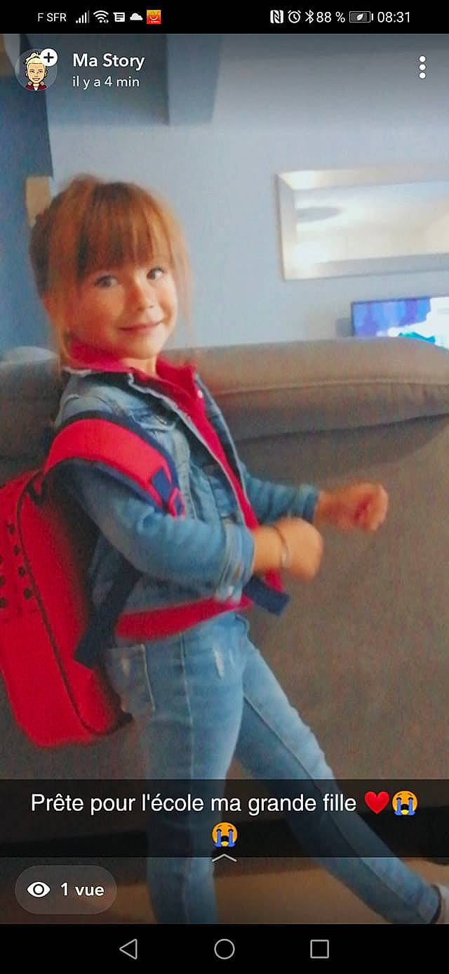 Summer participe au concours pour gagner de l'argent avec cette photo : child, comfort, costume, electric_blue, fashion_accessory, fictional_character, flooring, fun, gesture, joy, lifejacket, person, personal_protective_equipment, play, room, sitting, sleeve, smile, textile, thumb