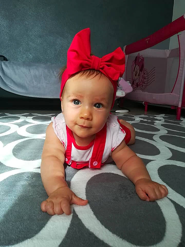 Summer a rejoint le concours — aidez-le/la à gagner de superbes lots ! baby, baby_toddler_clothing, cap, child, costume_hat, crawling, fashion_accessory, floor, flooring, fun, happy, human_body, magenta, mammal, party_hat, party_supply, person, pink, smile, toddler