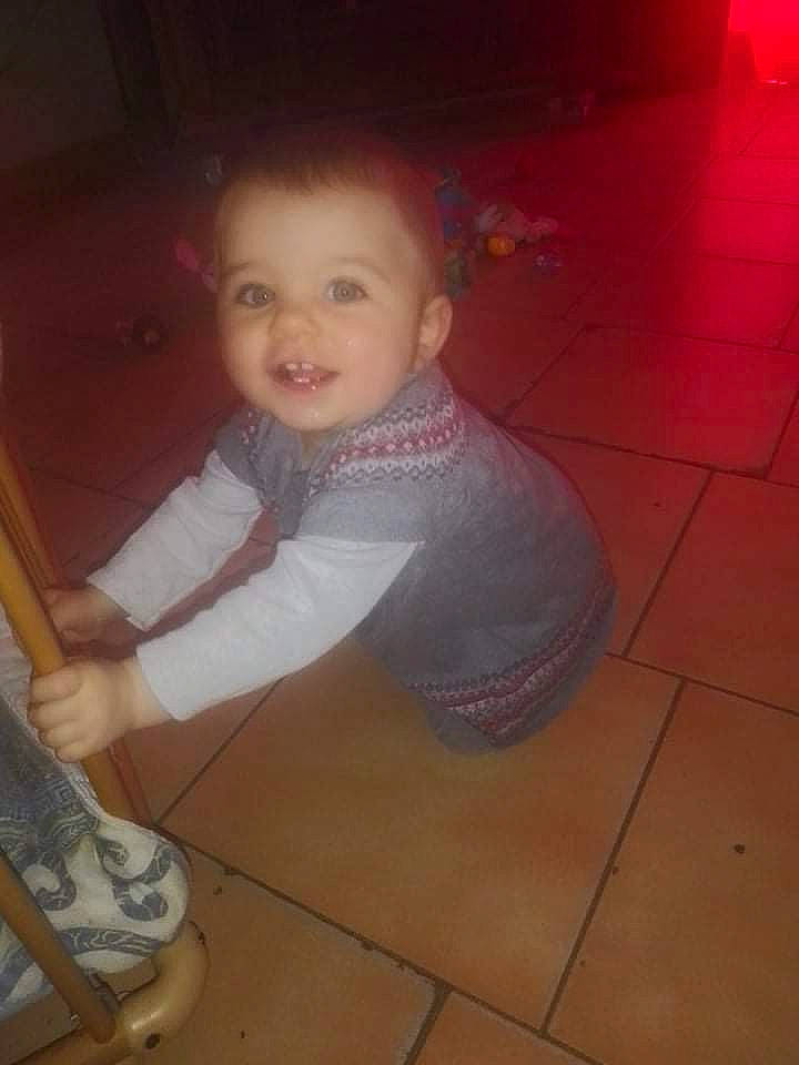 Evangeline a rejoint le concours — aidez-le/la à gagner de superbes lots ! baby, cheek, child, eyebrow, flash_photography, floor, flooring, fun, hardwood, human_body, joy, mouth, nose, person, sitting, skin, smile, space, standing, tints_and_shades