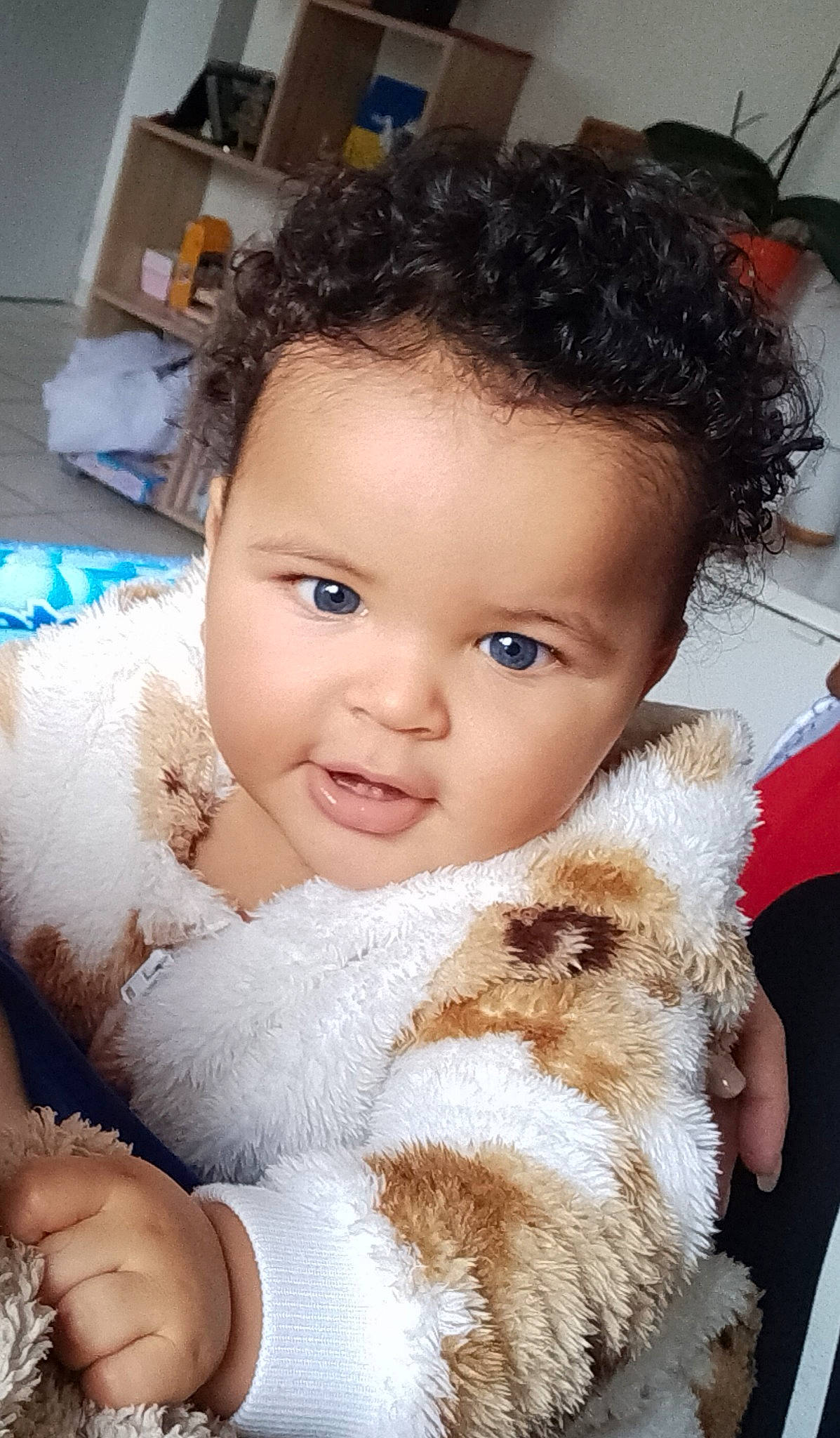 Marcus a rejoint le concours — aidez-le/la à gagner de superbes lots ! baby, baby_toddler_clothing, cheek, child, chin, companion_dog, eye, eyebrow, eyelash, fur, gesture, happy, iris, lip, nose, person, sitting, skin, smile, textile