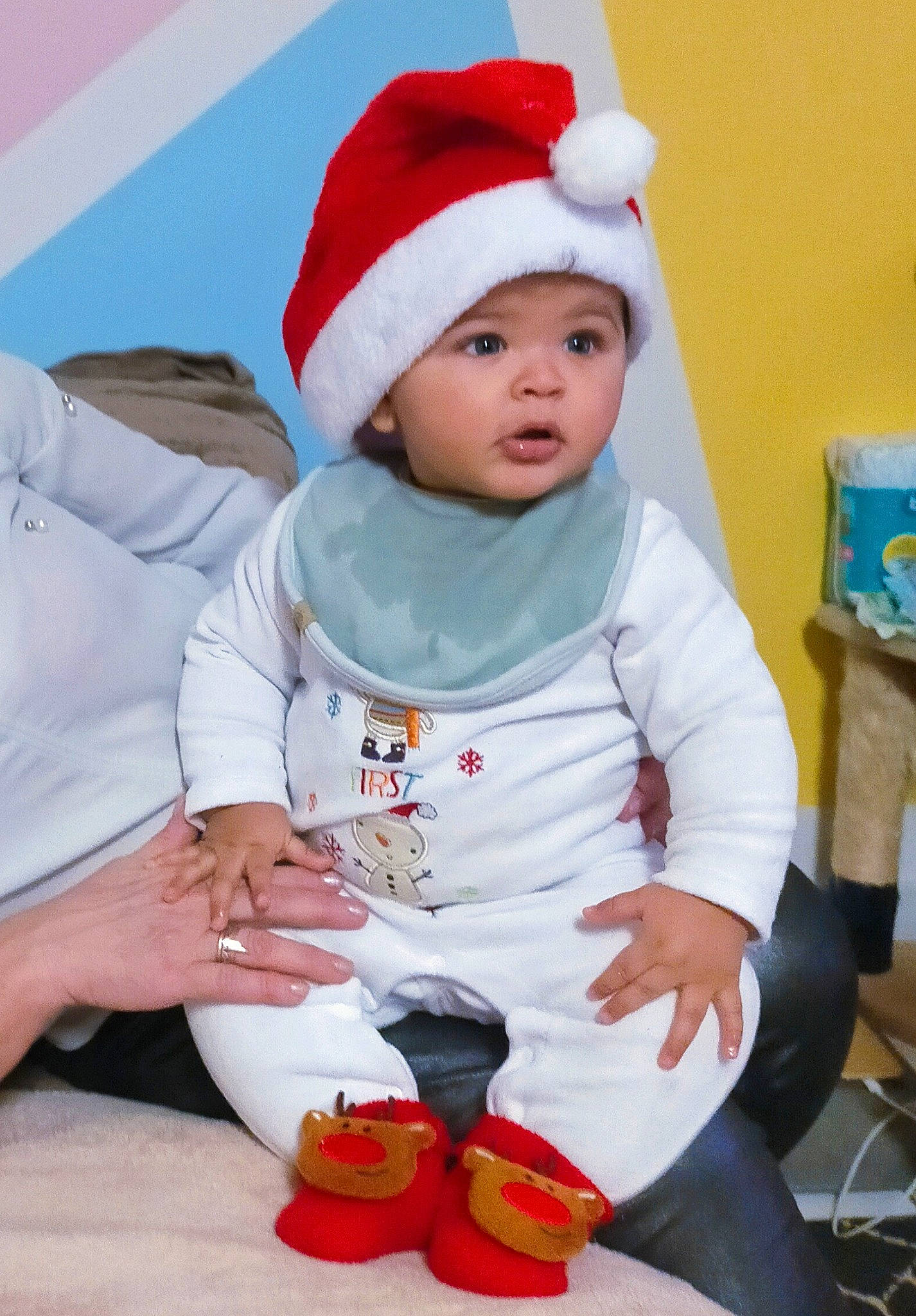 Marcus participe au concours pour gagner de l'argent avec cette photo : baby, baby_toddler_clothing, cap, carmine, child, christmas, christmas_eve, event, eye, fictional_character, happy, headwear, holiday, human_body, lap, person, santa_claus, sitting, sleeve, toddler
