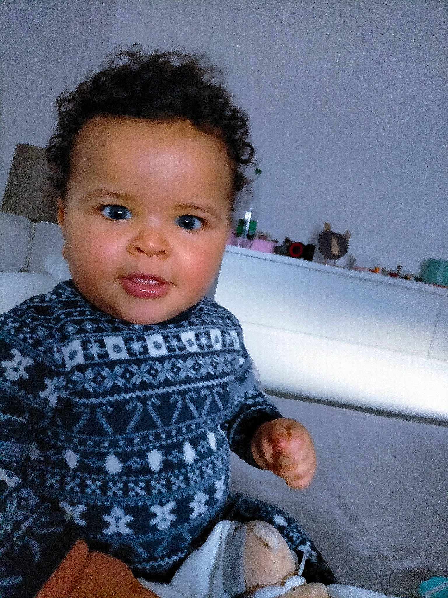 Marcus participe au concours pour gagner de l'argent avec cette photo : baby, baby_toddler_clothing, black_hair, chair, cheek, child, chin, comfort, eyebrow, fun, happy, iris, lap, nose, person, room, sitting, skin, sleeve, smile