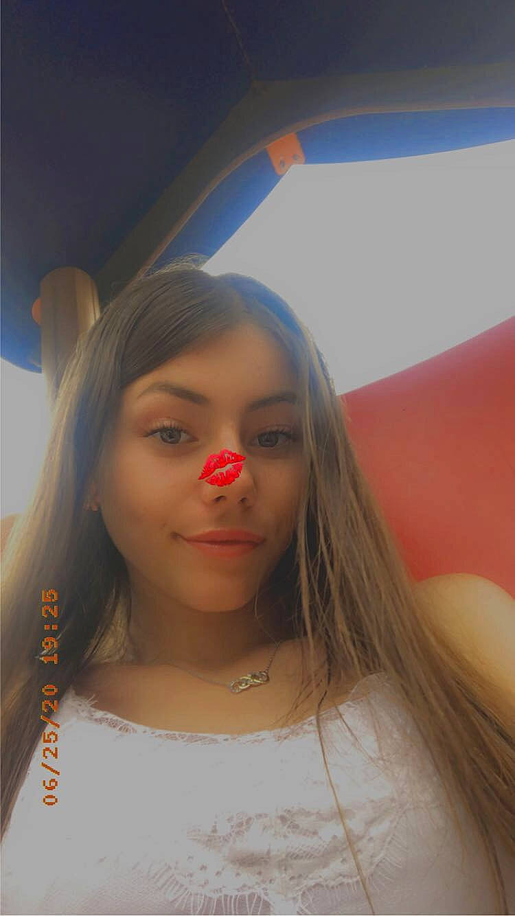 Carla a rejoint le concours — aidez-le/la à gagner de superbes lots ! beauty, blond, brown_hair, eye, eyebrow, face, forehead, fun, hair, hairstyle, head, lip, long_hair, mouth, nose, person, photography, pink, red, skin