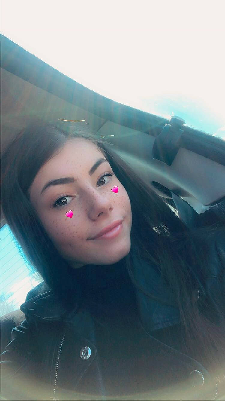 Carla participe au concours pour gagner de l'argent avec cette photo : beauty, black_hair, cheek, chin, eye, eyebrow, face, forehead, hair, head, joy, lip, long_hair, material_property, mouth, nose, person, photography, selfie, skin