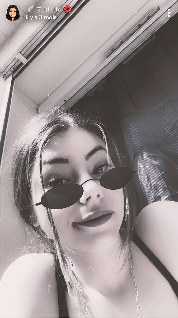 Carla a rejoint le concours — aidez-le/la à gagner de superbes lots ! beauty, black_and_white, cool, eye, eyebrow, eyelash, eyewear, face, glasses, hair, hairstyle, lip, monochrome, nose, person, photography, selfie, smile, sunglasses, vision_care