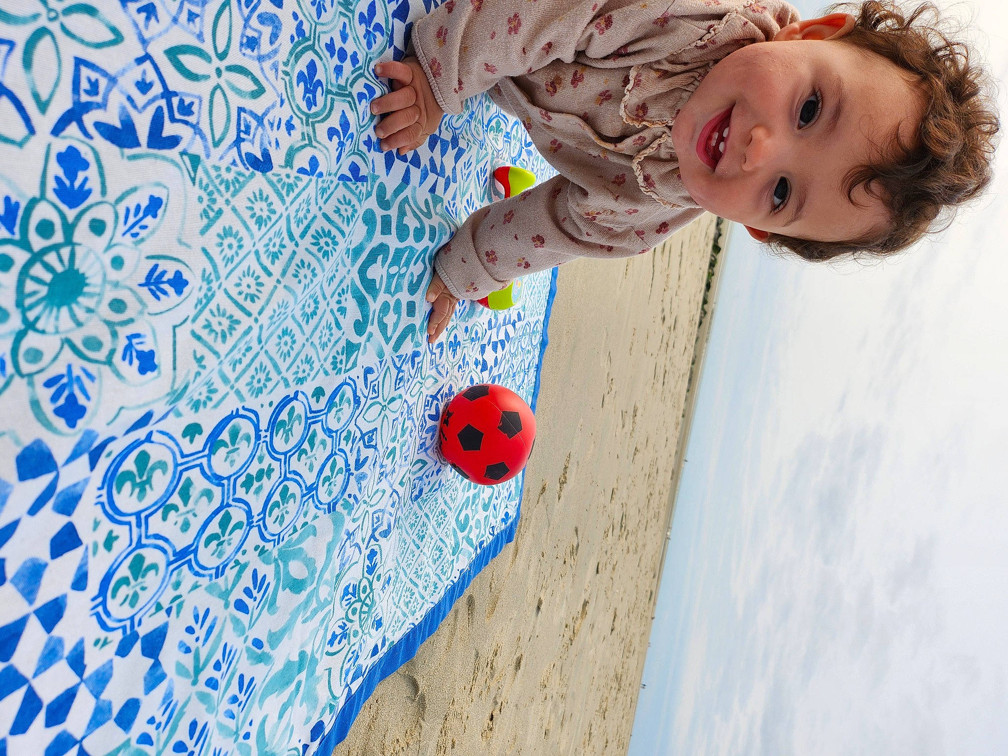 Lya participe au concours pour gagner de l'argent avec cette photo : art, baby, ball, carmine, child, circle, concrete, coquelicot, electric_blue, freezing, fun, happy, joy, leisure, pattern, people_in_nature, person, recreation, toddler, tree