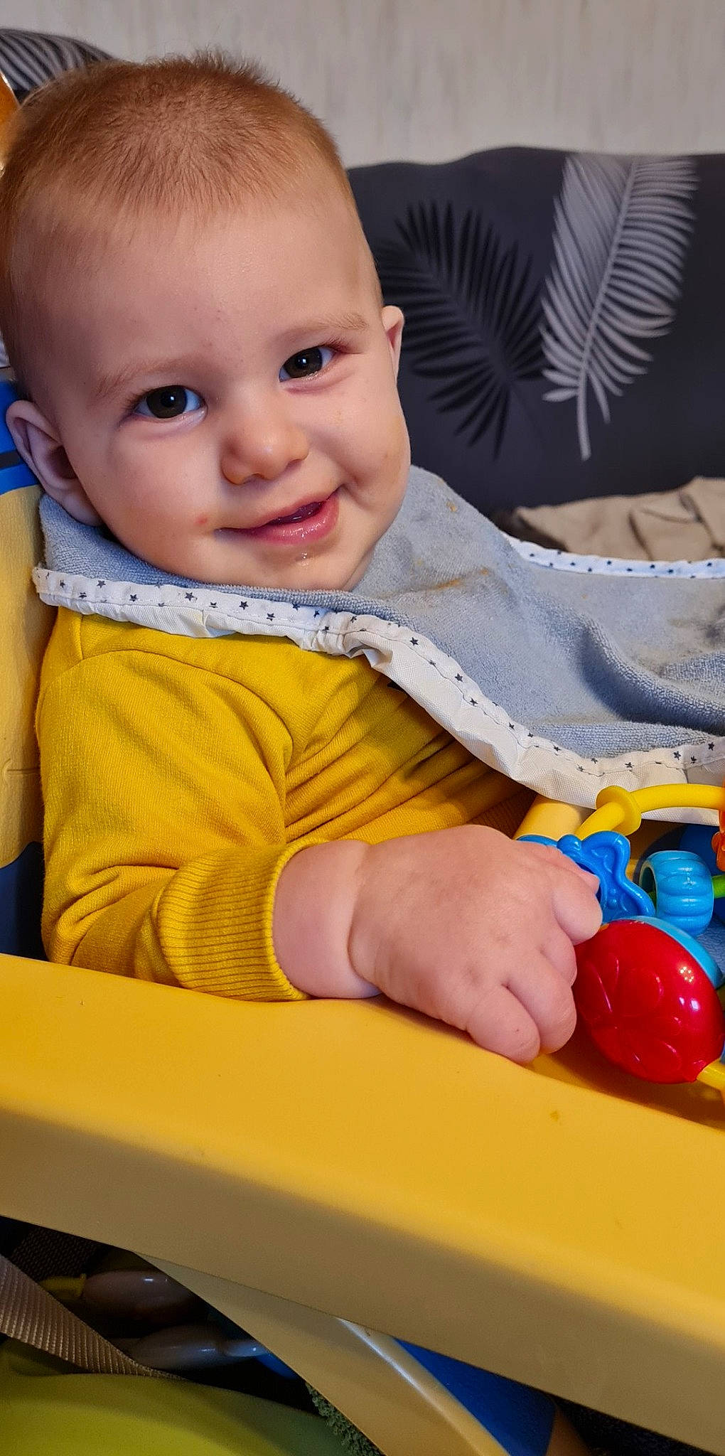 Noé participe au concours pour gagner de l'argent avec cette photo : baby, baby_playing_with_toys, baby_toddler_clothing, cheek, child, facial_expression, finger, fun, happy, iris, joy, nose, organ, people, person, photograph, product, skin, smile, standing